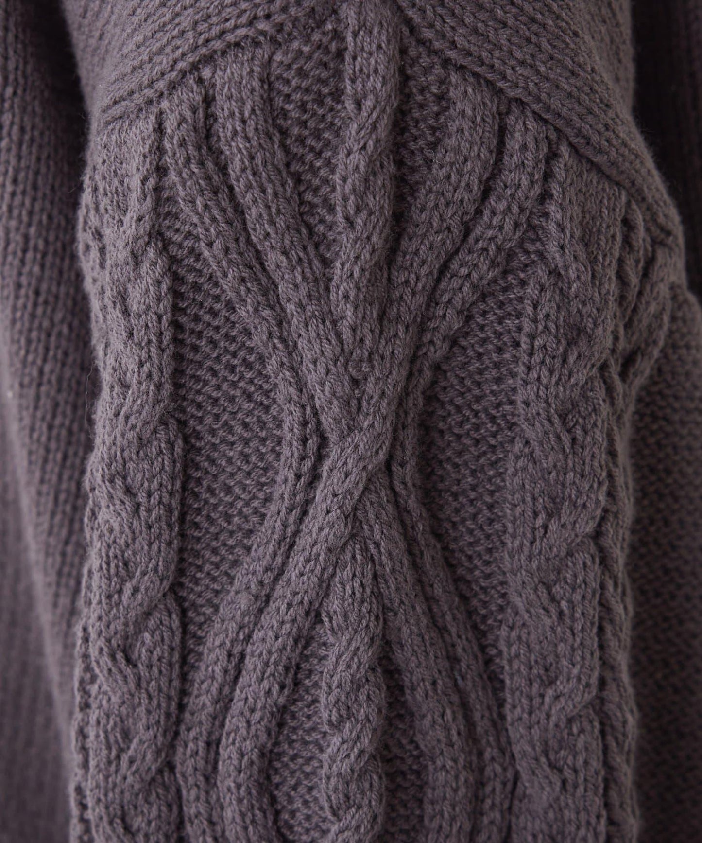 袖部麻花V領針織衫