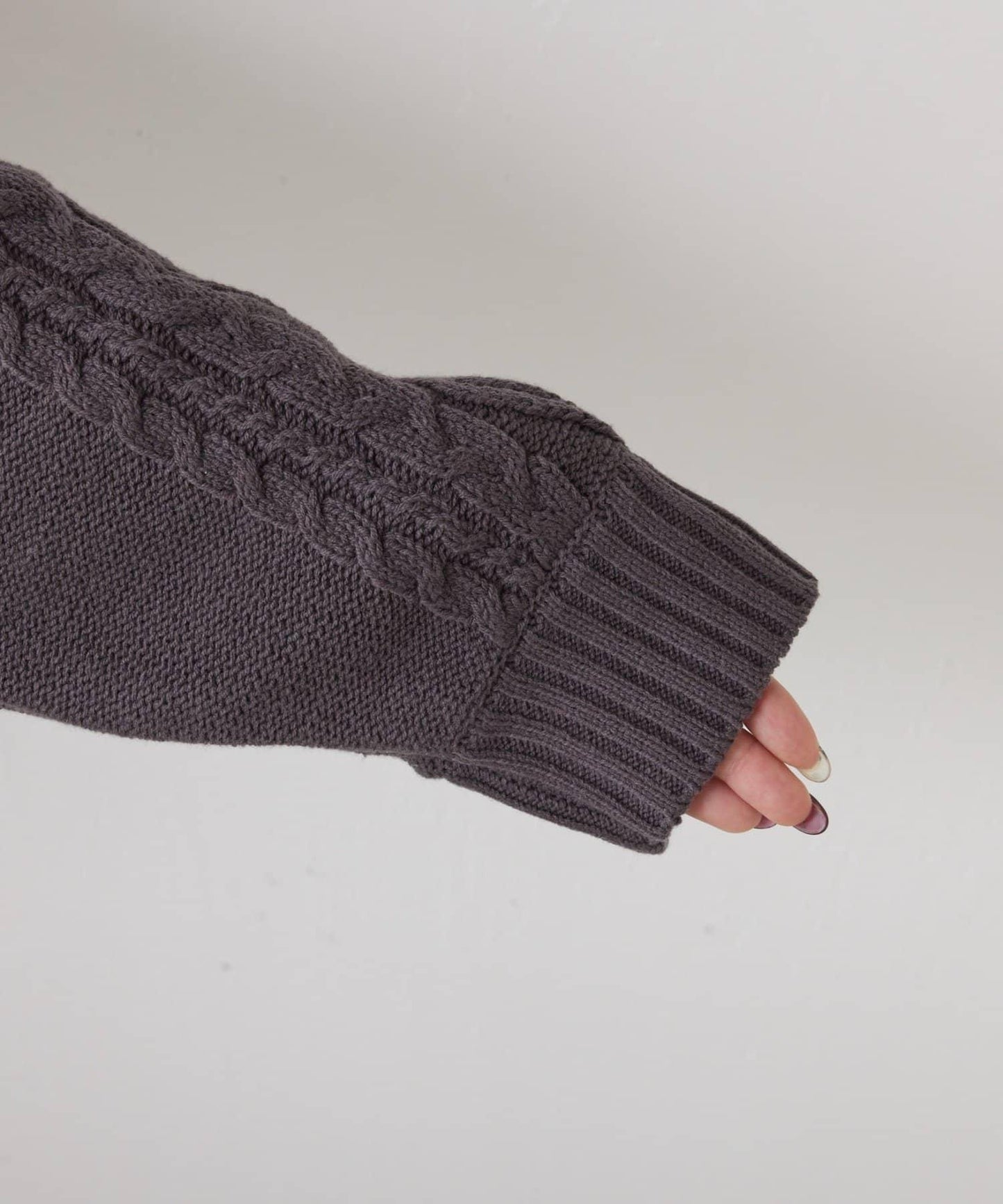 袖部麻花V領針織衫