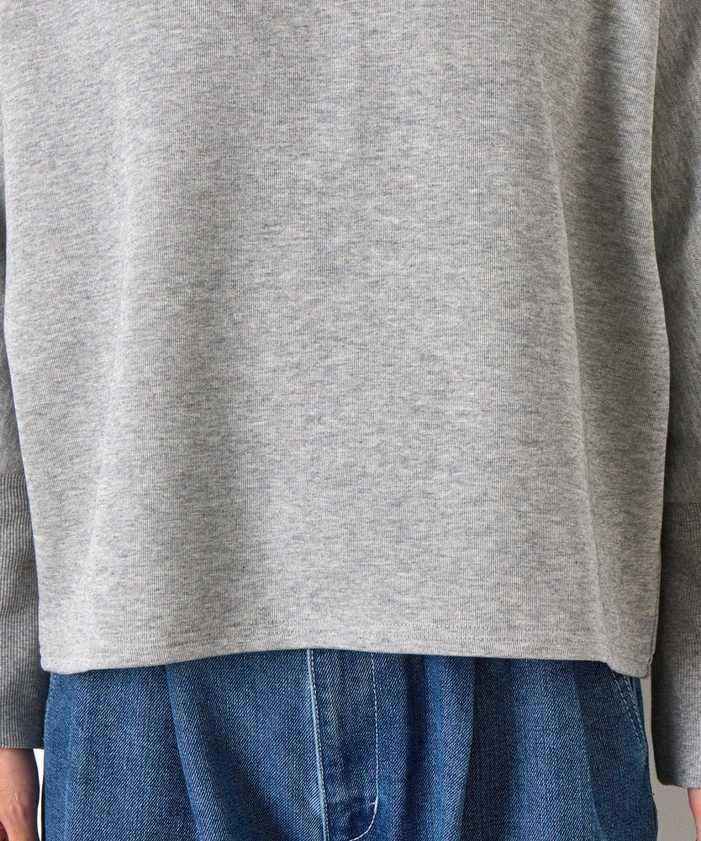 蝙蝠袖後背拉鍊套頭衫