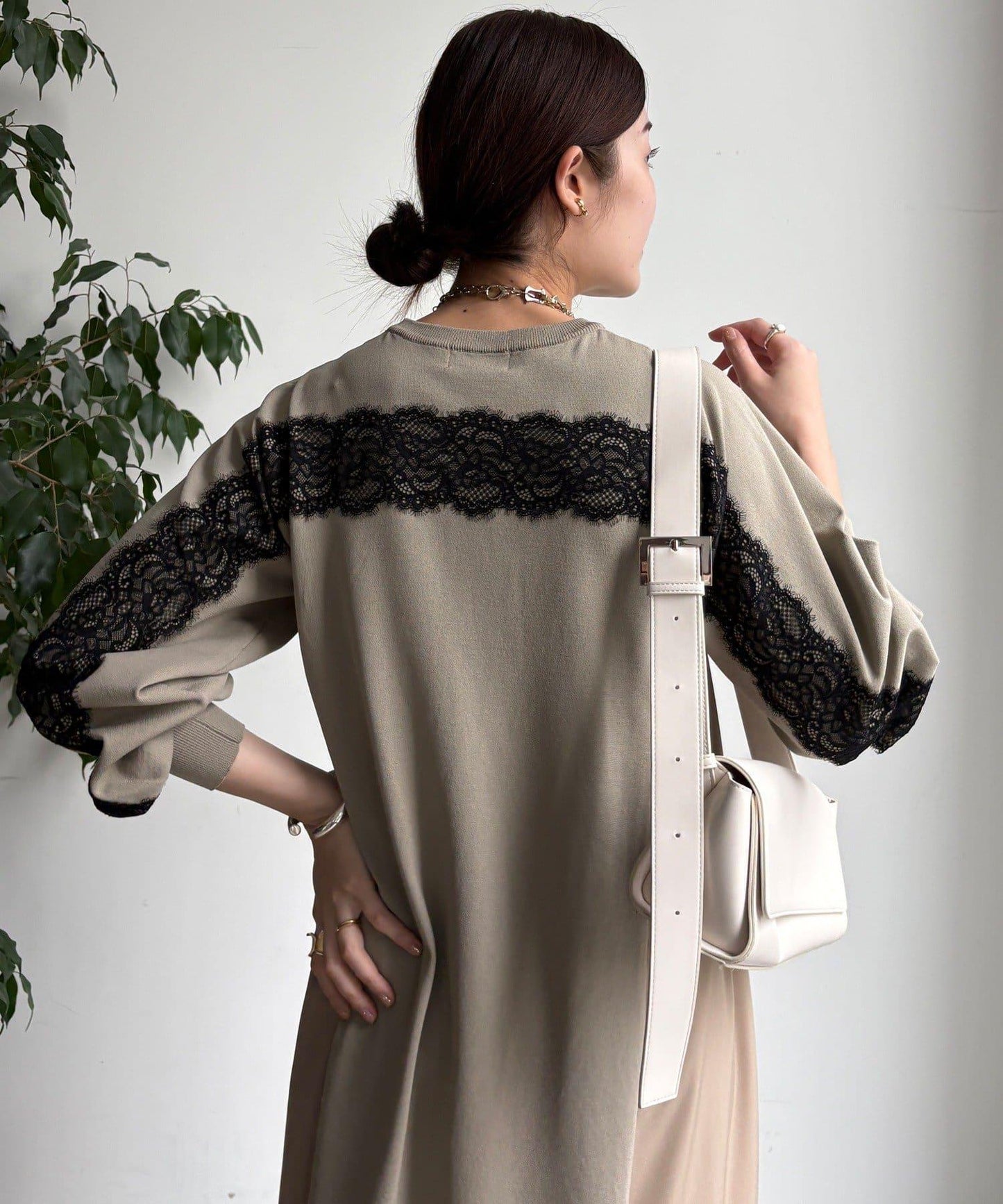 背部蕾絲拼接連衣裙