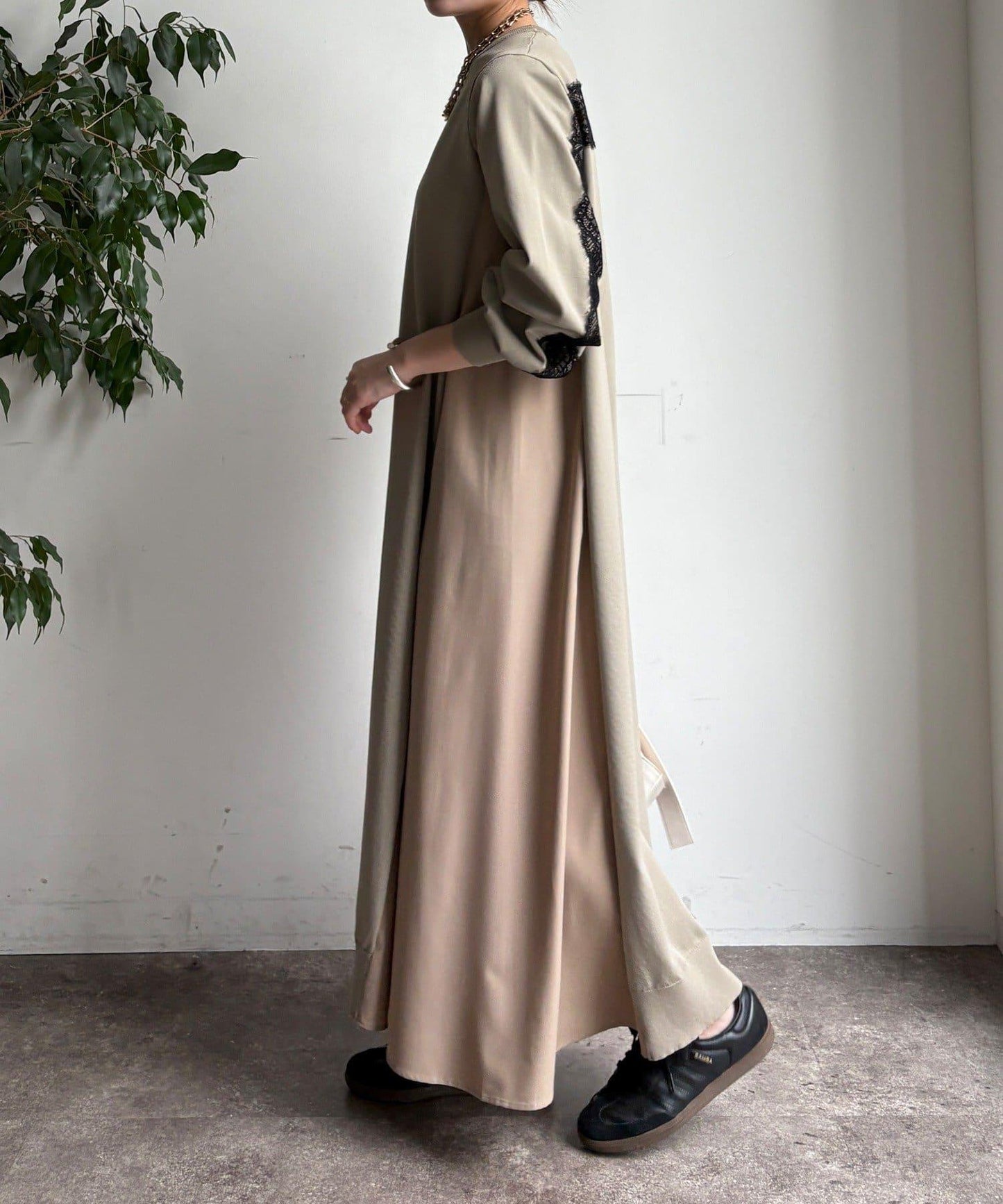 背部蕾絲拼接連衣裙