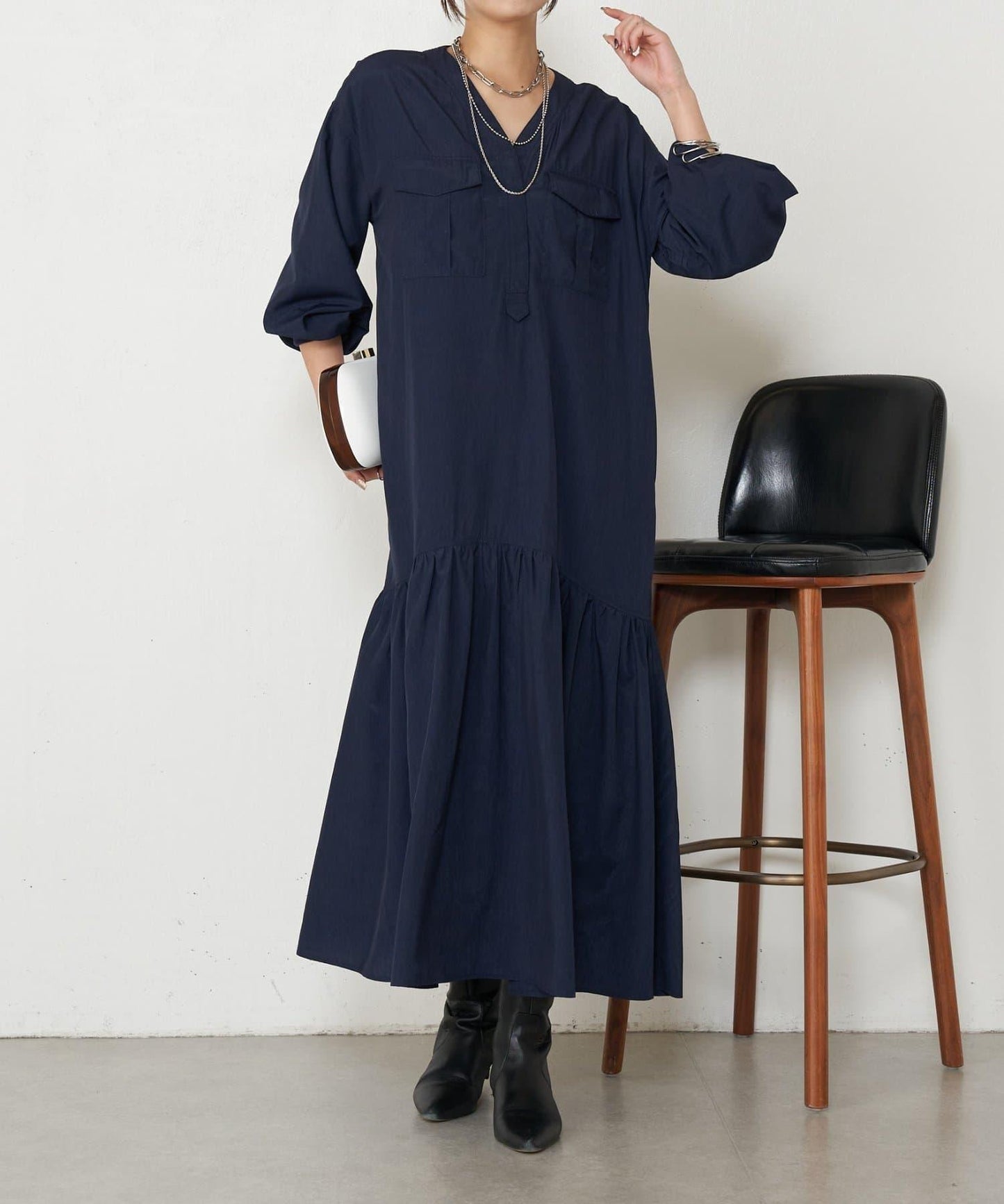 V領褶皺連衣裙
