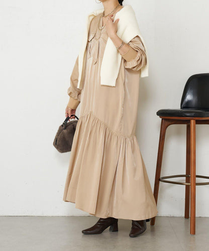 V領褶皺連衣裙