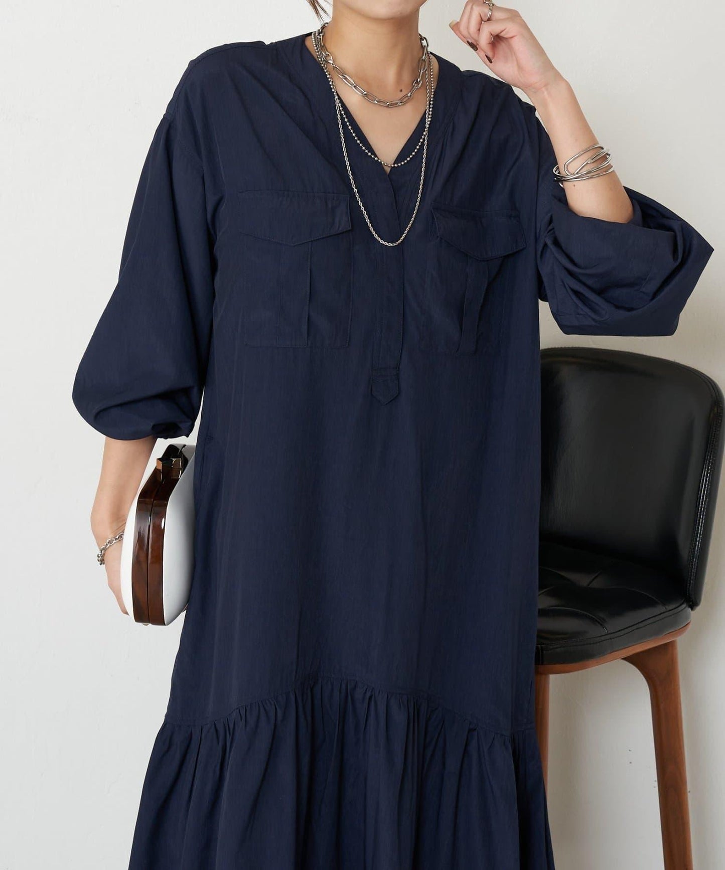V領褶皺連衣裙