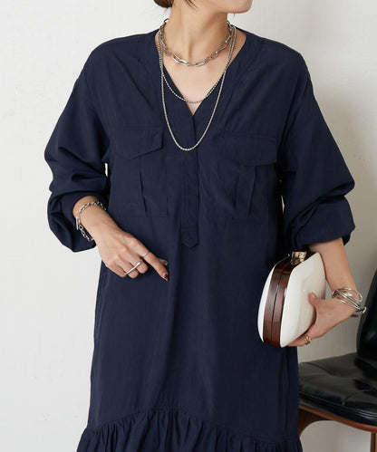 V領褶皺連衣裙