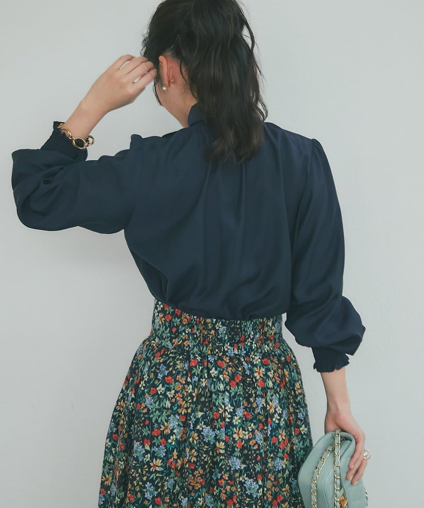 帶蝴蝶結領褶皺收腰襯衫