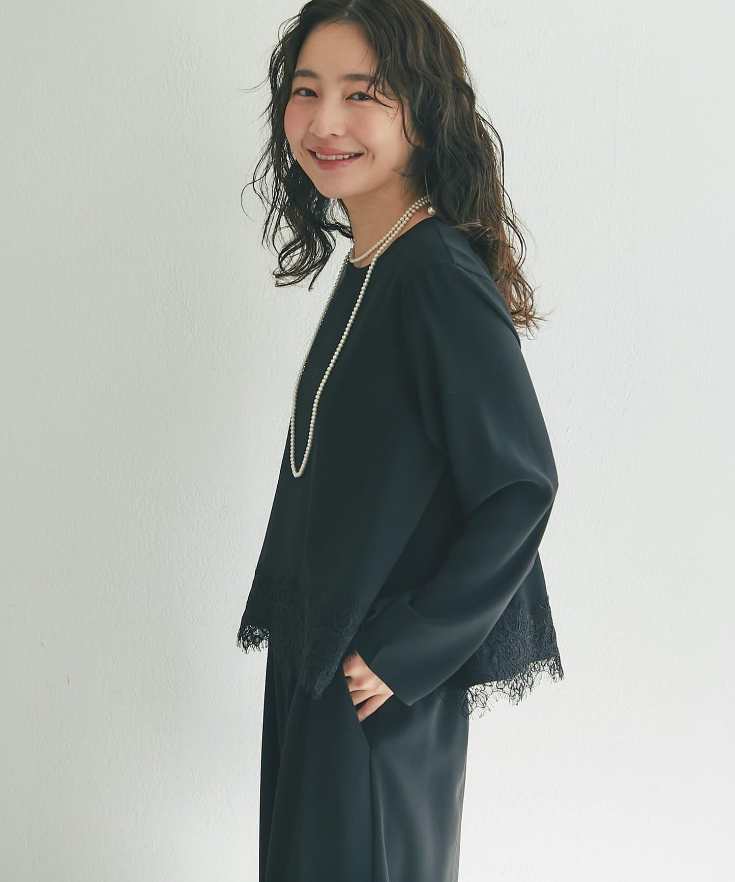 【RISA監修】下襬蕾絲襯衫+雙褶寬腿褲