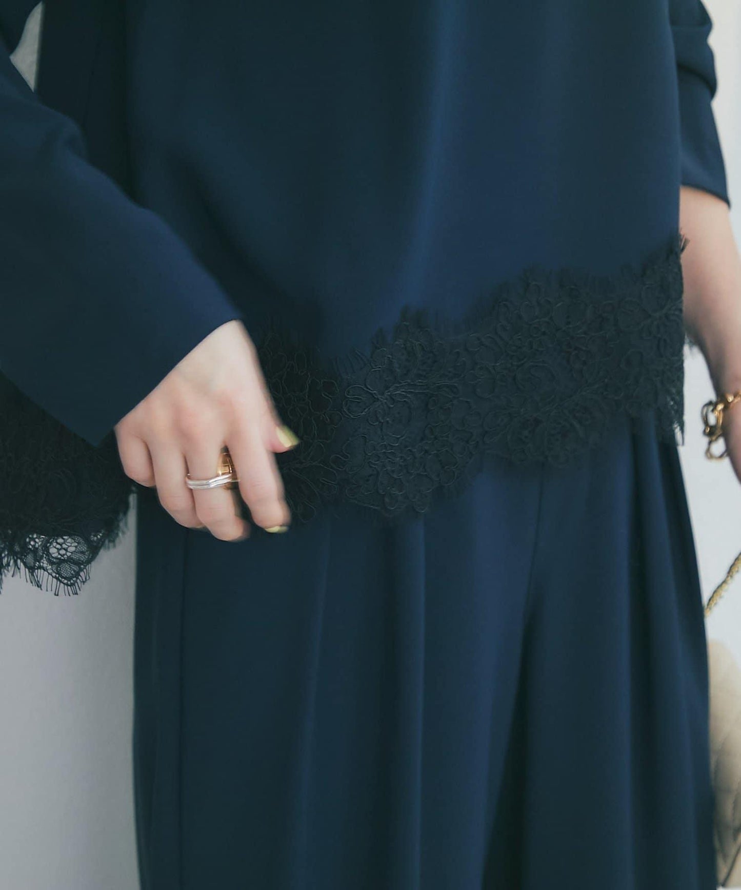 【RISA監修】下襬蕾絲襯衫+雙褶寬腿褲