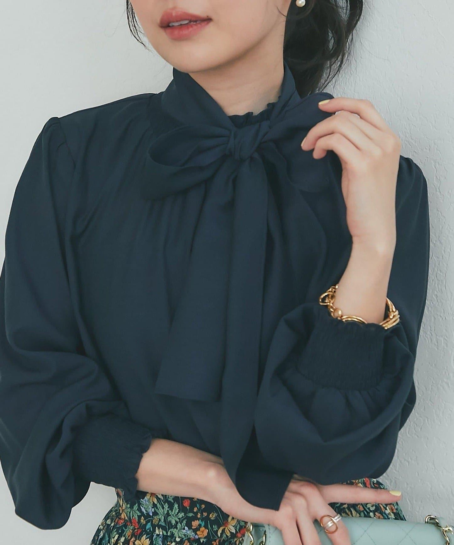 帶蝴蝶結領褶皺收腰襯衫