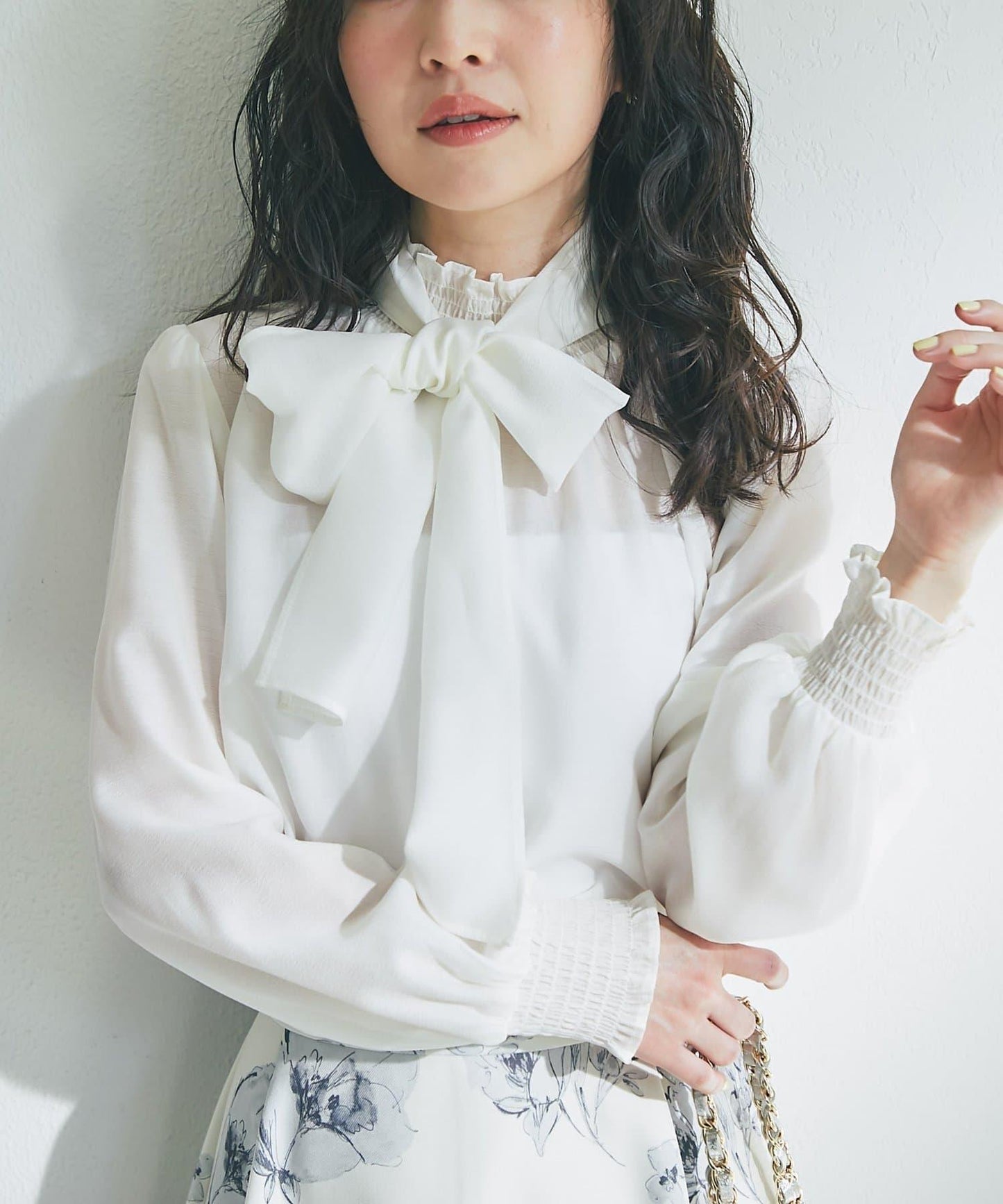 帶蝴蝶結領褶皺收腰襯衫