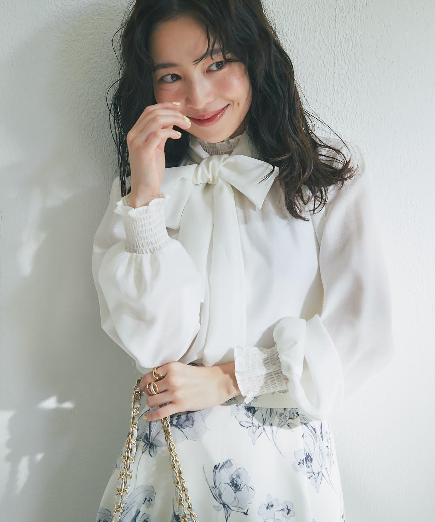 帶蝴蝶結領褶皺收腰襯衫