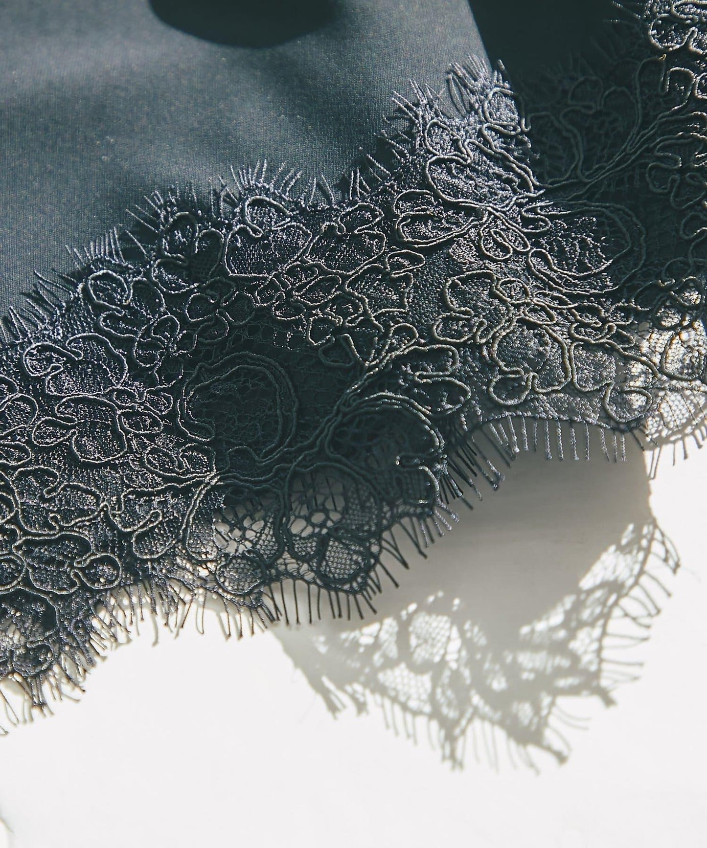 【RISA監修】下襬蕾絲襯衫+雙褶寬腿褲