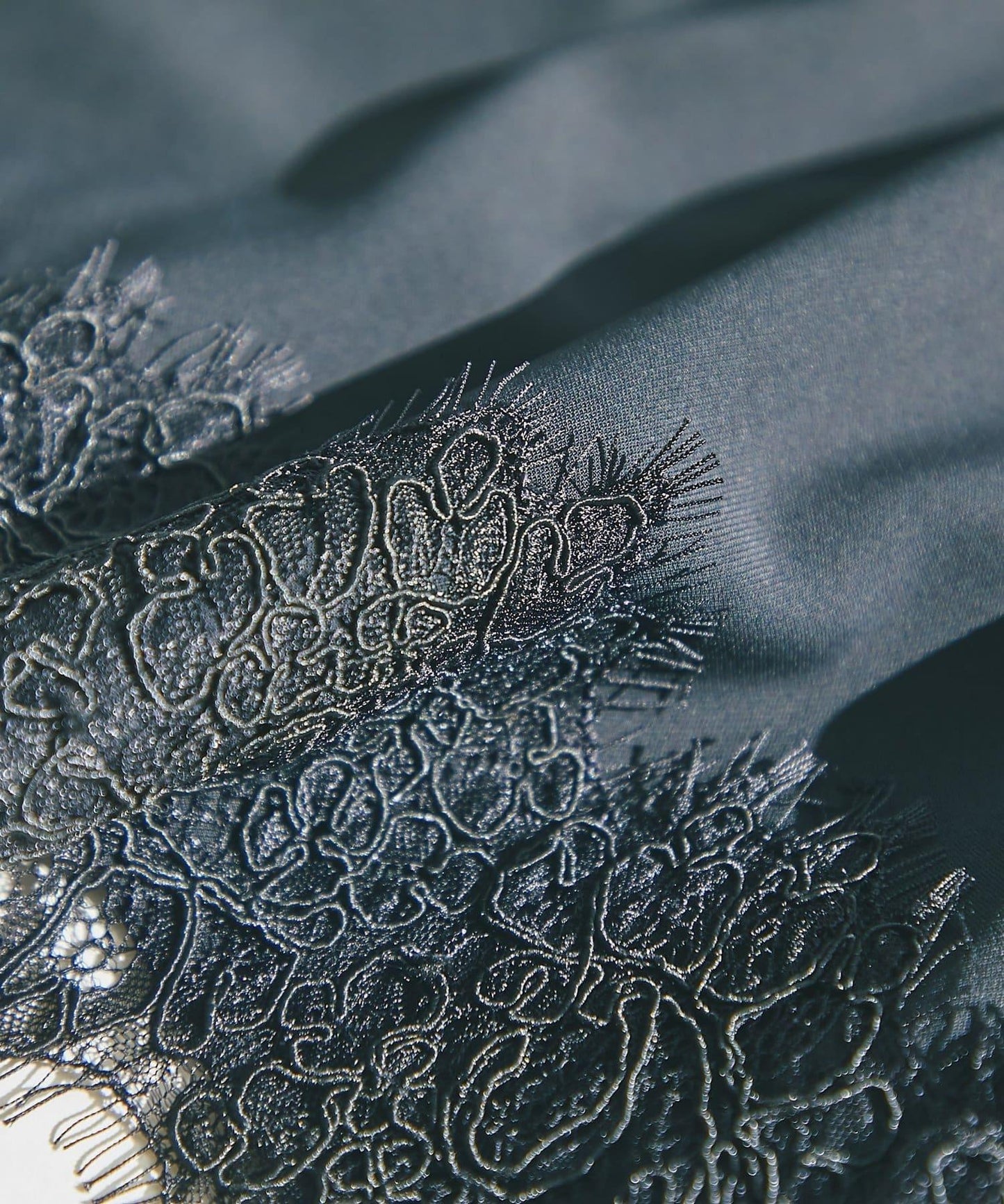 【RISA監修】下襬蕾絲襯衫+雙褶寬腿褲