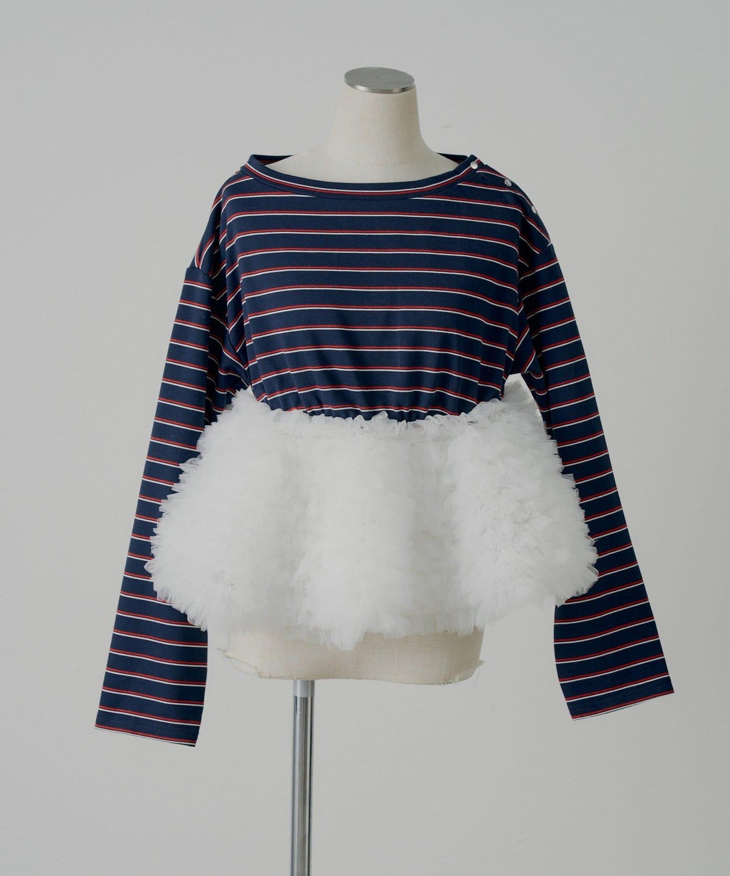 【SALON by Chico】蓬鬆網紗拼接條紋荷葉邊上衣