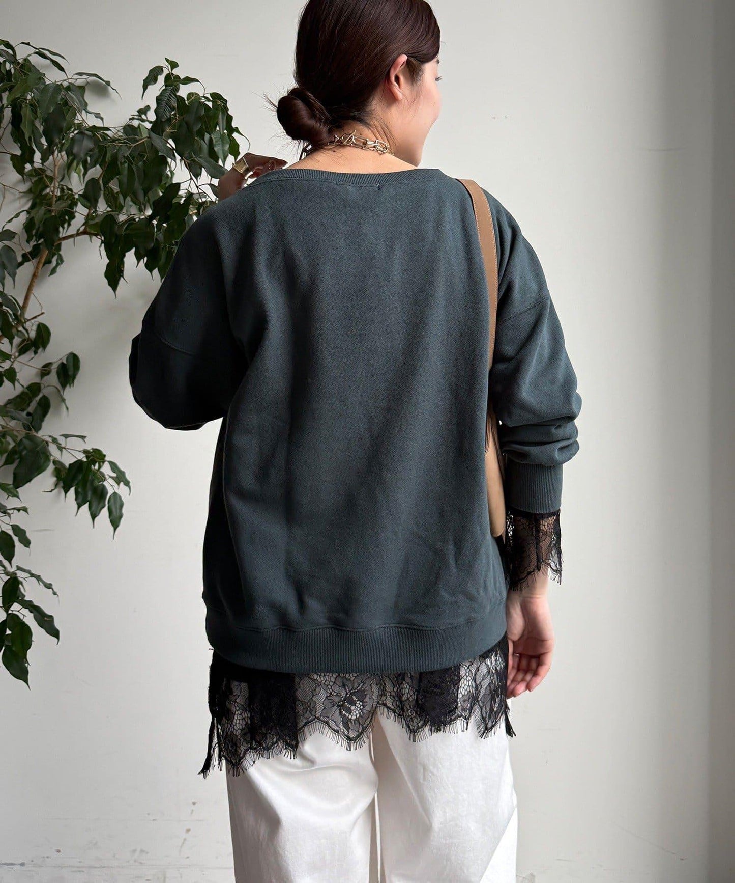 蕾絲拼接下襬長袖T恤