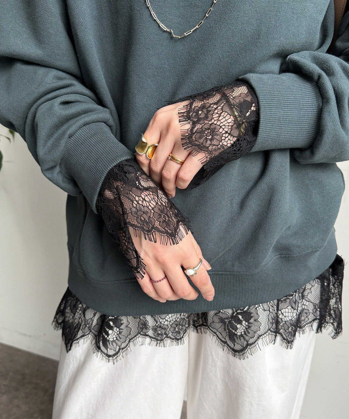 蕾絲拼接下襬長袖T恤