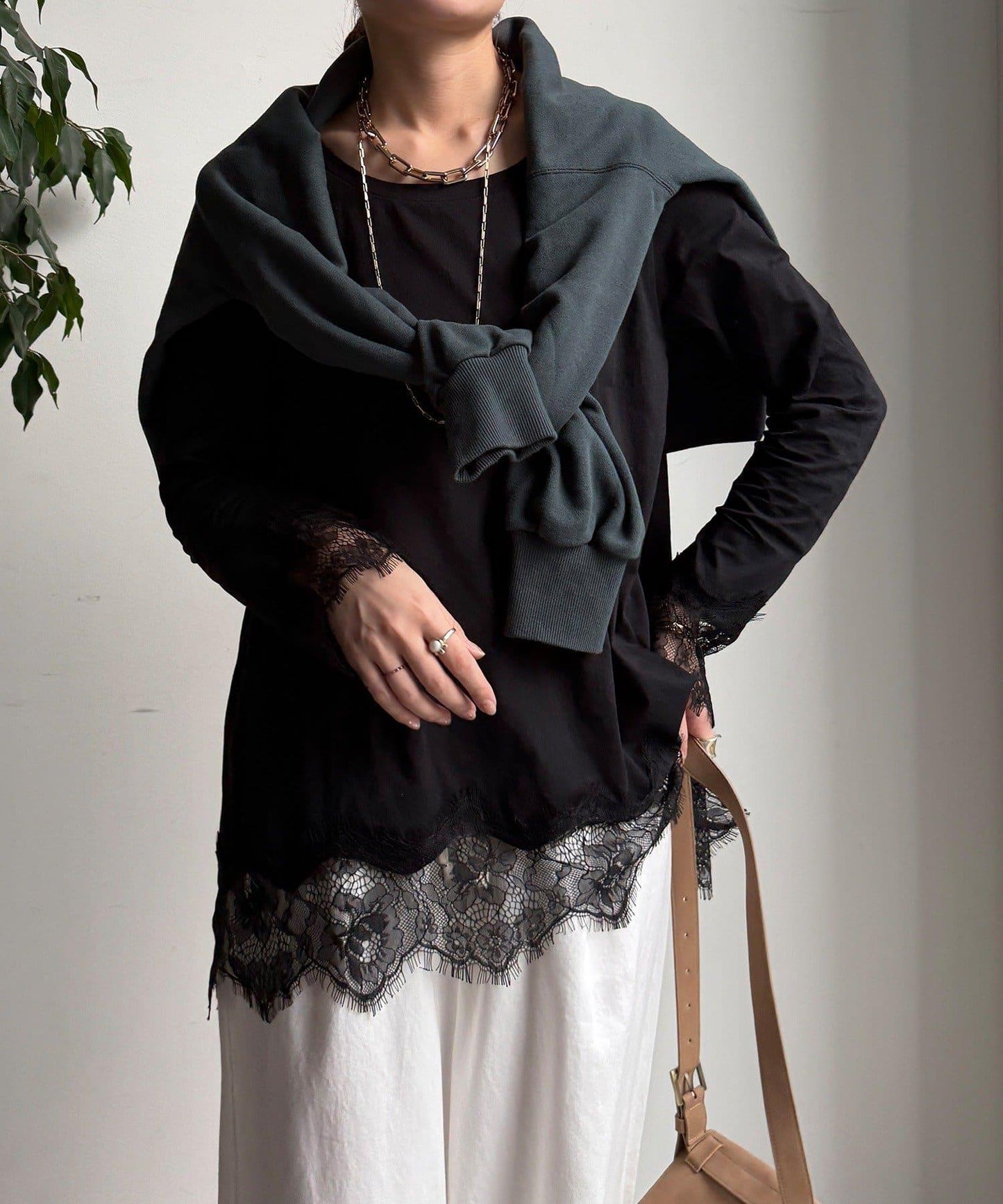 蕾絲拼接下襬長袖T恤