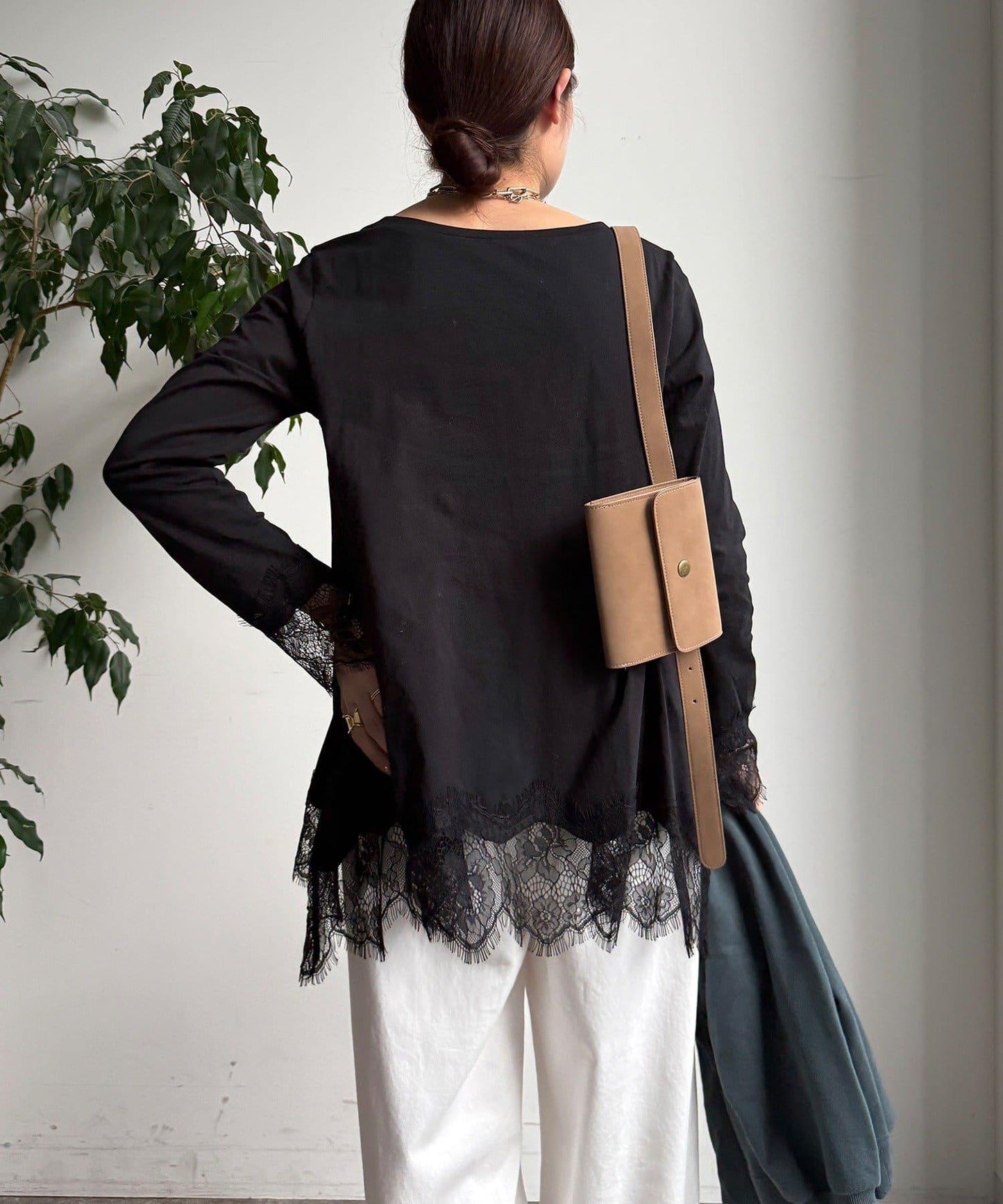 蕾絲拼接下襬長袖T恤