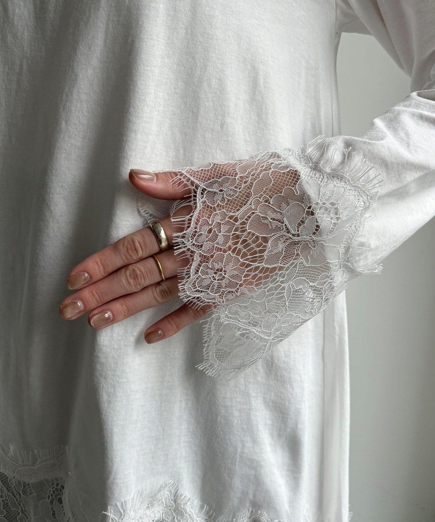 蕾絲拼接下襬長袖T恤