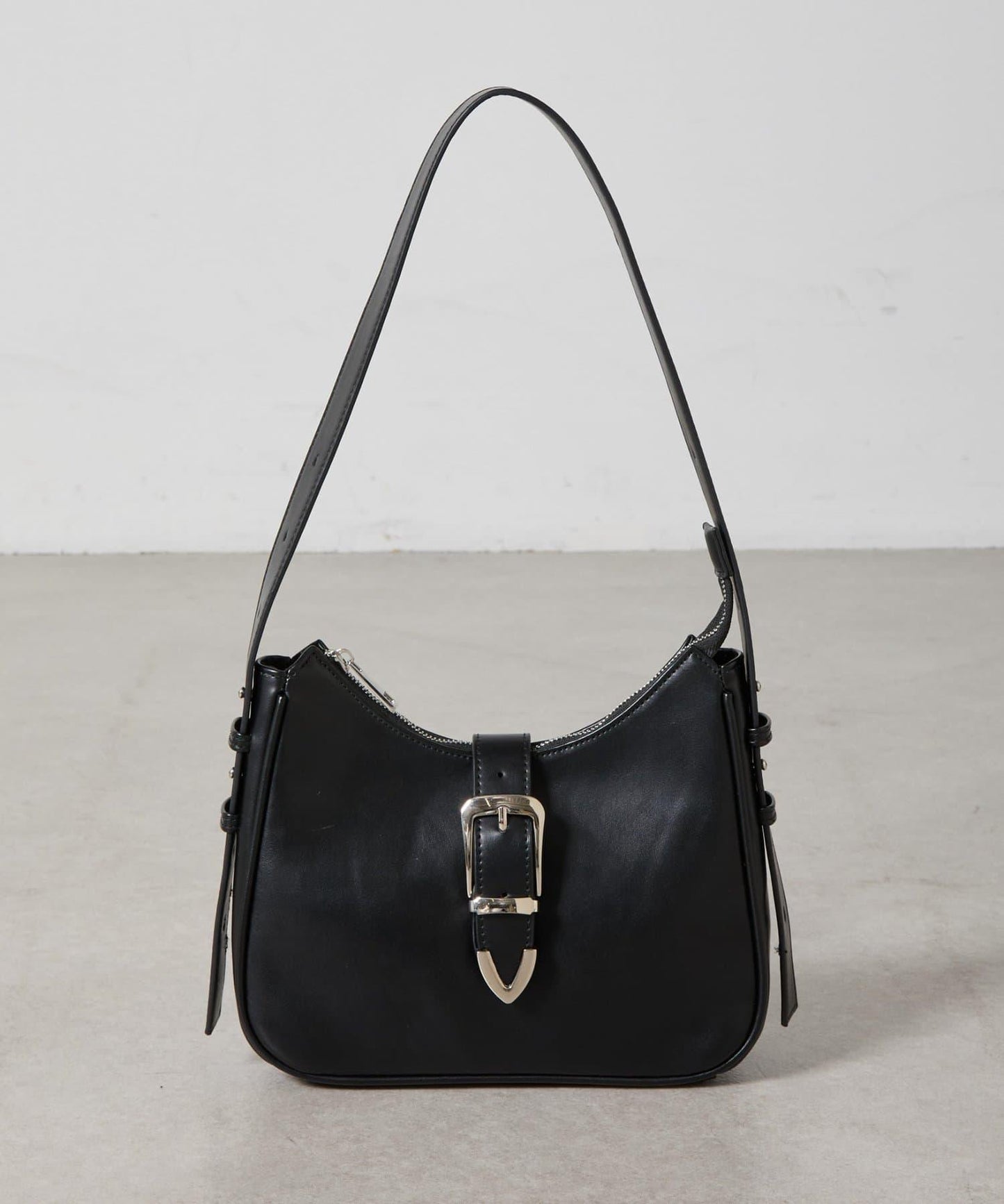 金屬扣帶仿皮單肩包