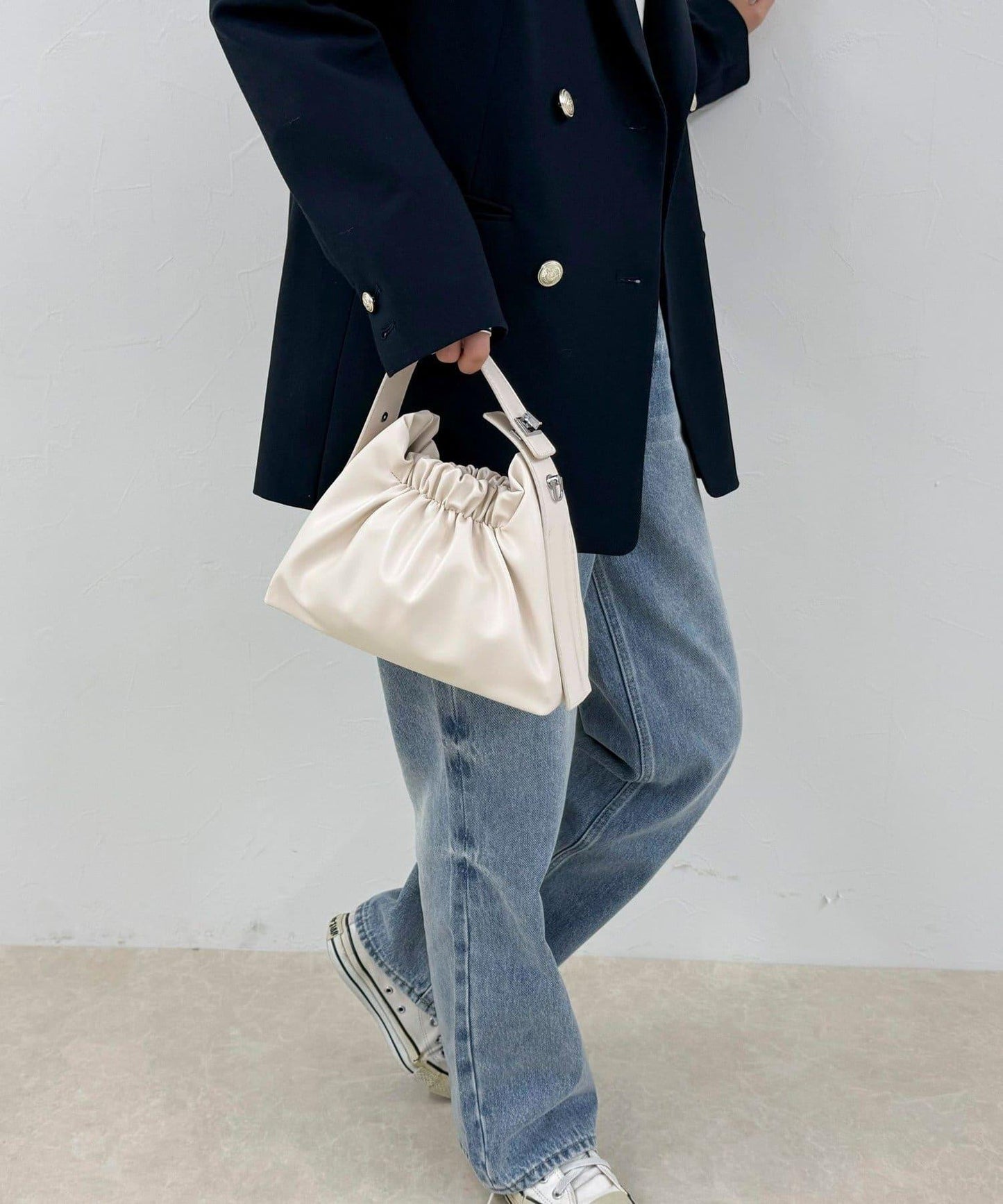 褶皺三角單肩包