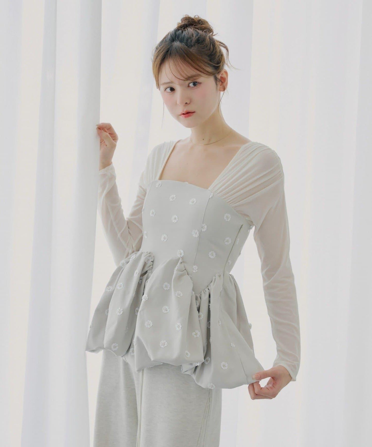 【SALON by Chico】拼接泡泡袖荷葉邊花卉襯衫