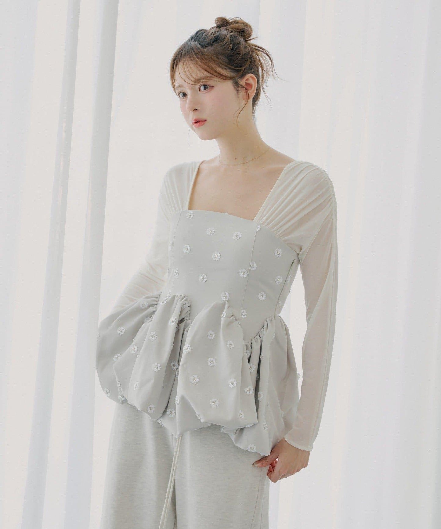 【SALON by Chico】拼接泡泡袖荷葉邊花卉襯衫