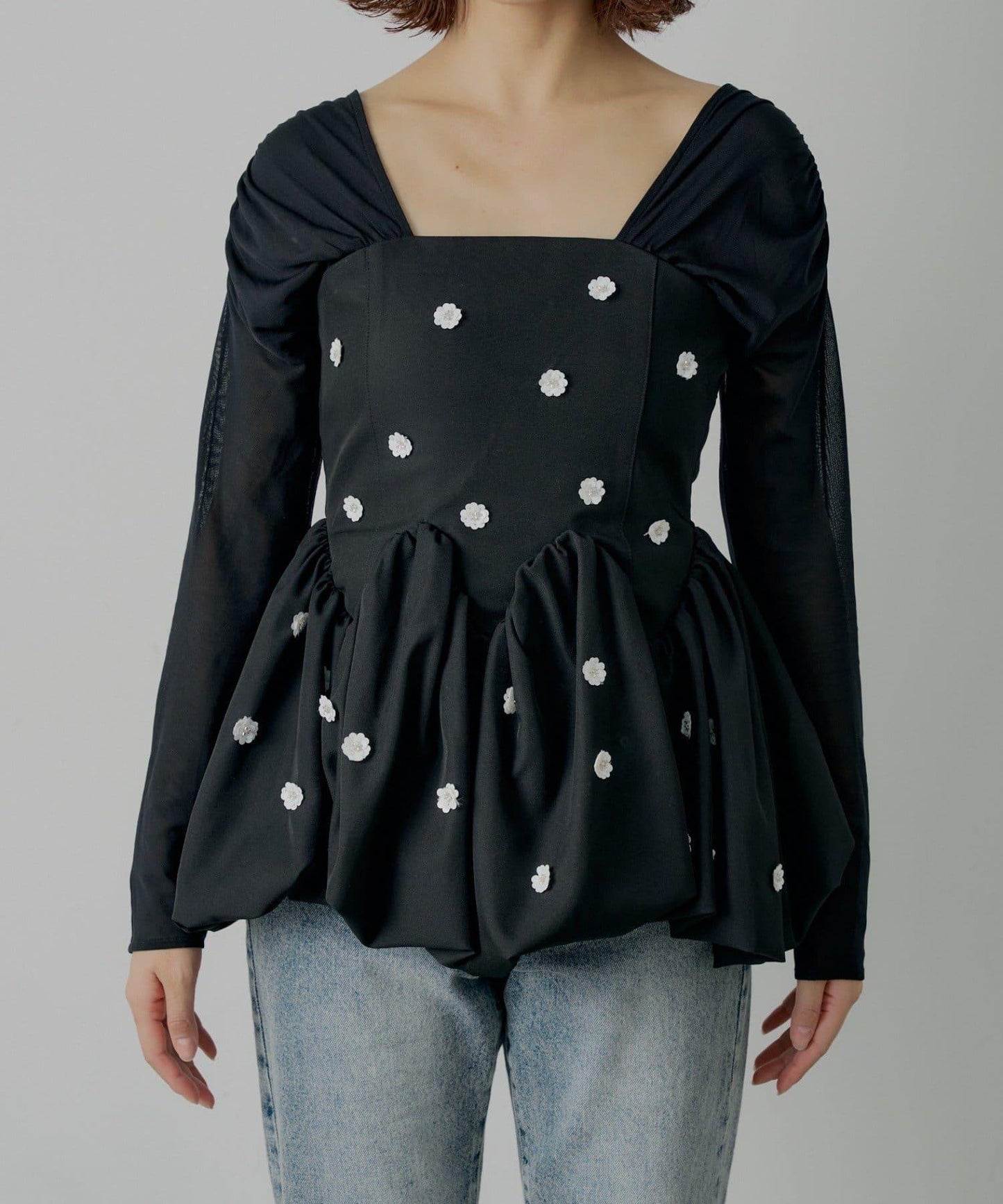 【SALON by Chico】拼接泡泡袖荷葉邊花卉襯衫