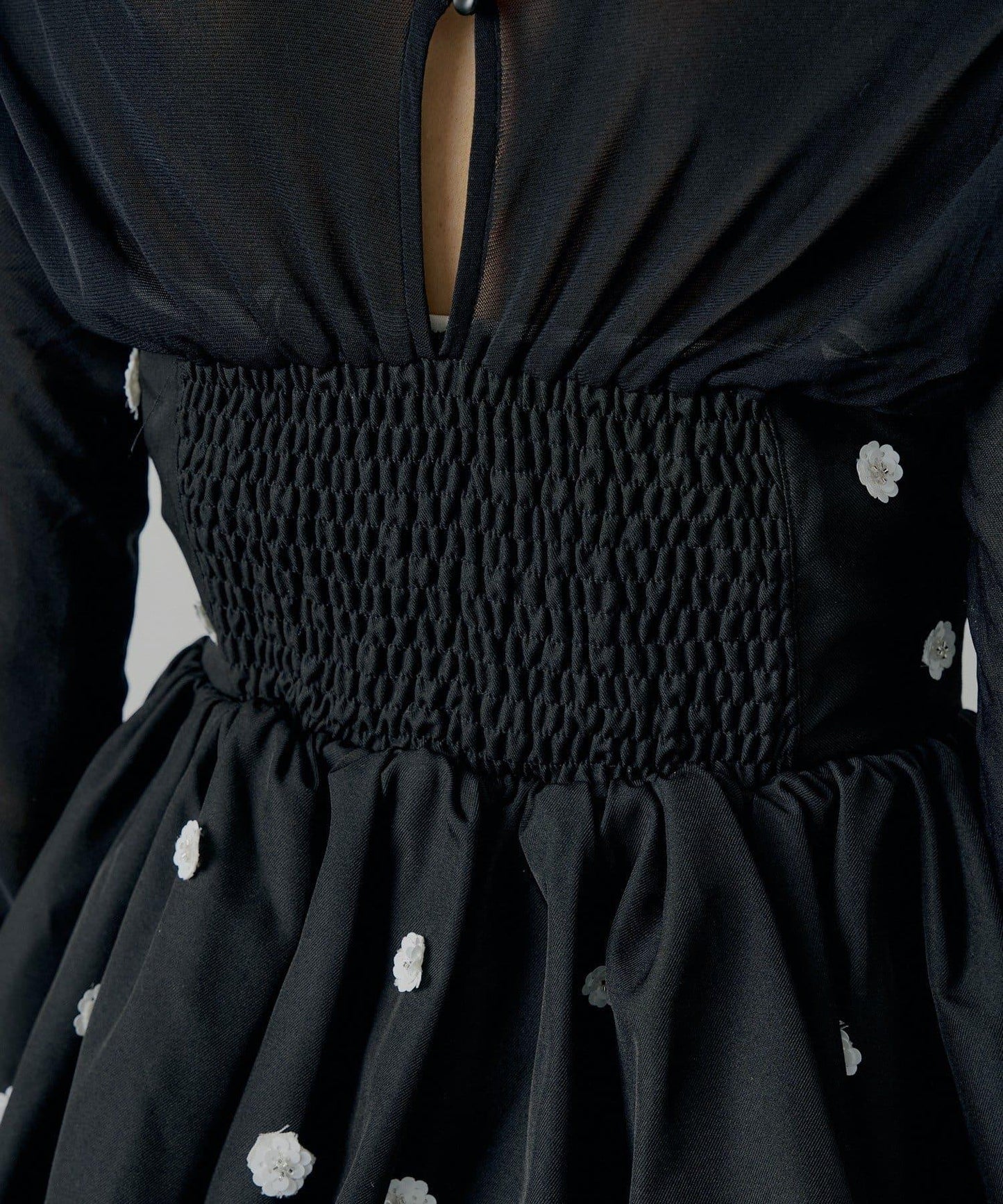 【SALON by Chico】拼接泡泡袖荷葉邊花卉襯衫