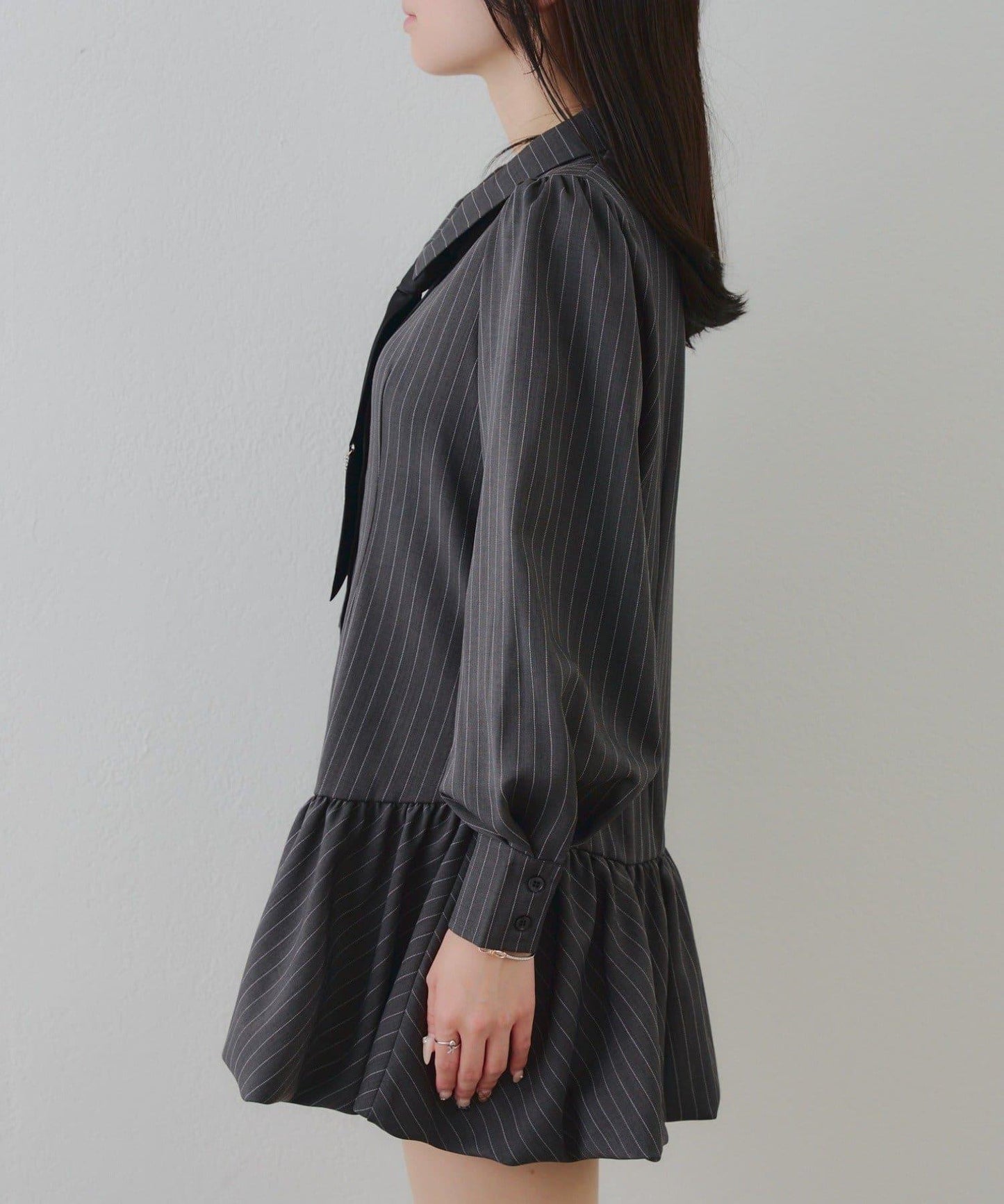 帶領帶下襬泡泡袖迷你連衣裙