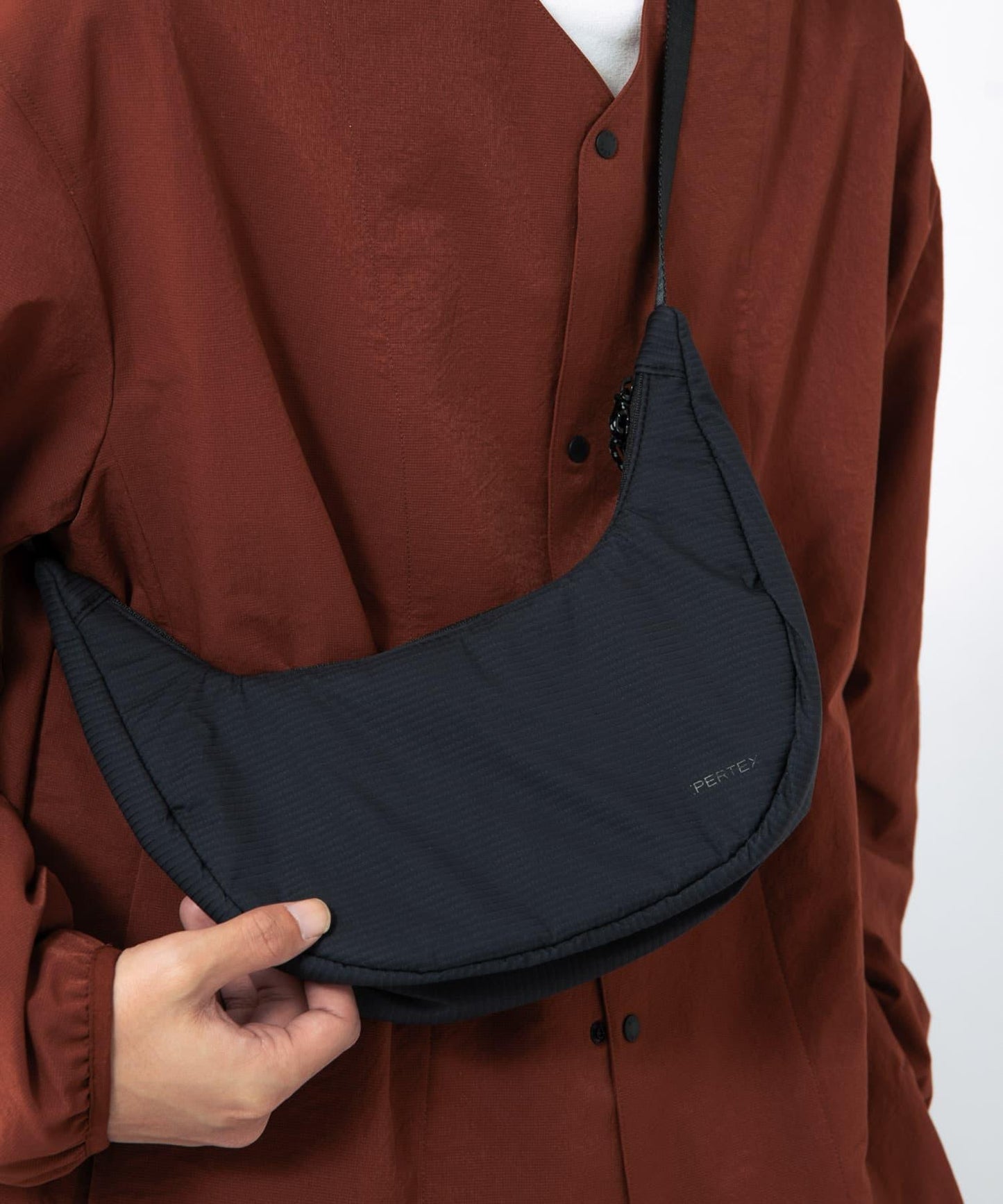 Pertex 香蕉斜挎包