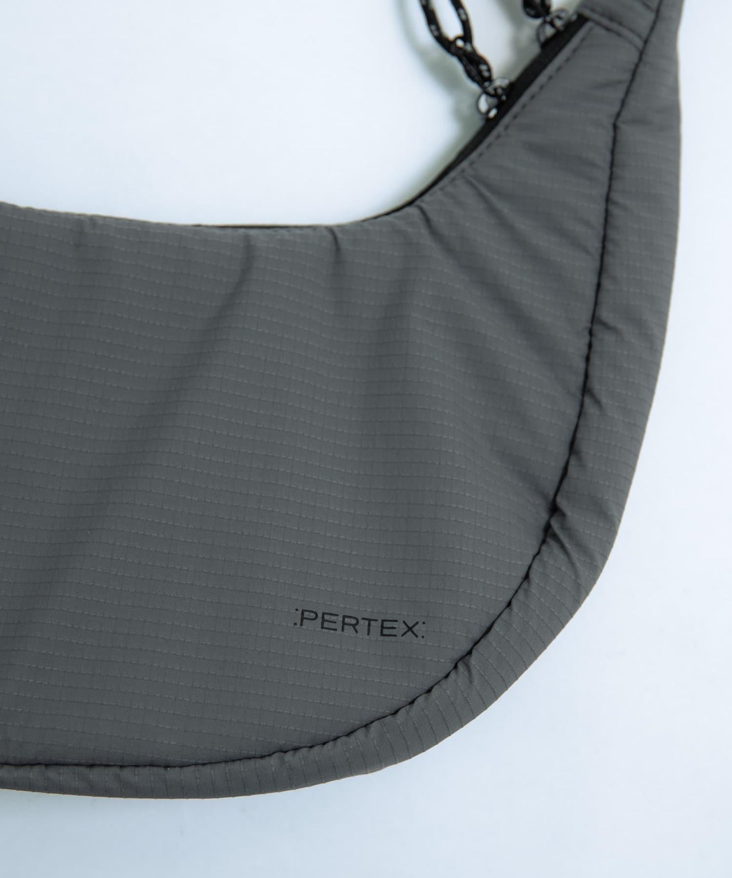 Pertex 香蕉斜挎包