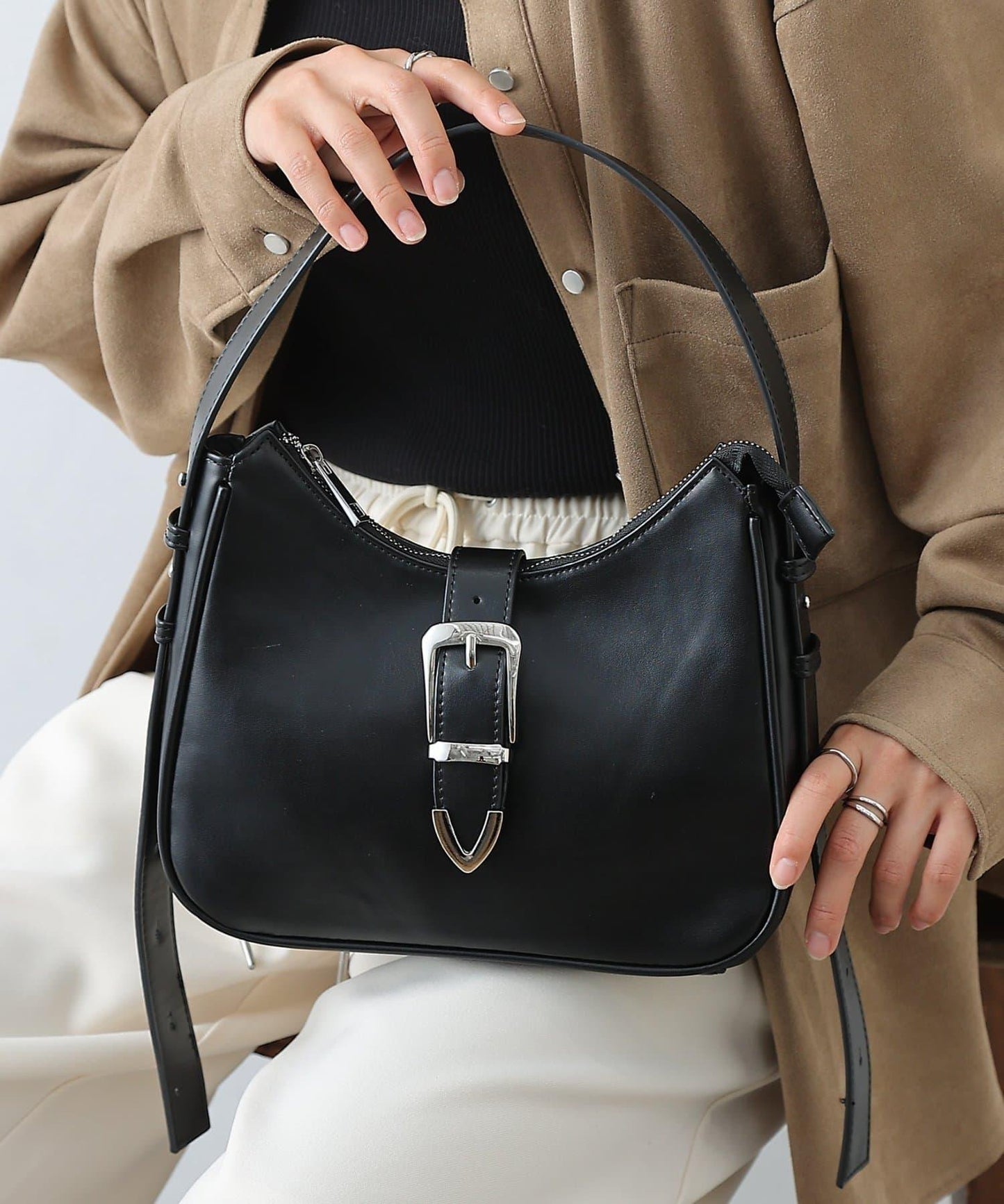金屬扣帶仿皮單肩包