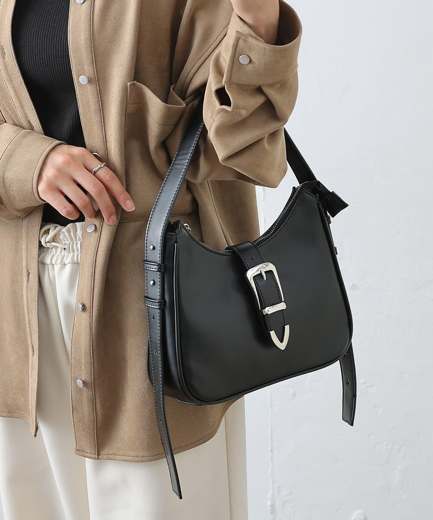 金屬扣帶仿皮單肩包