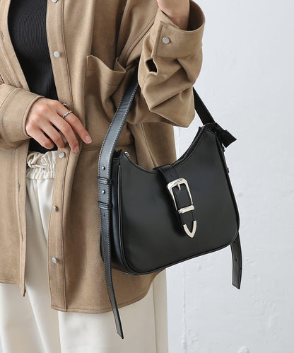 金屬扣帶仿皮單肩包