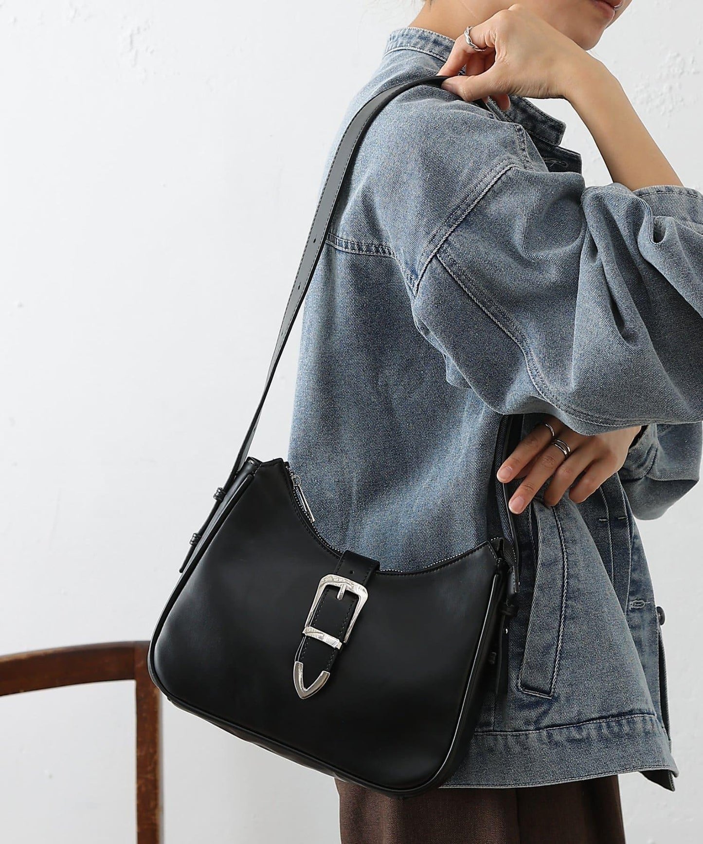 金屬扣帶仿皮單肩包