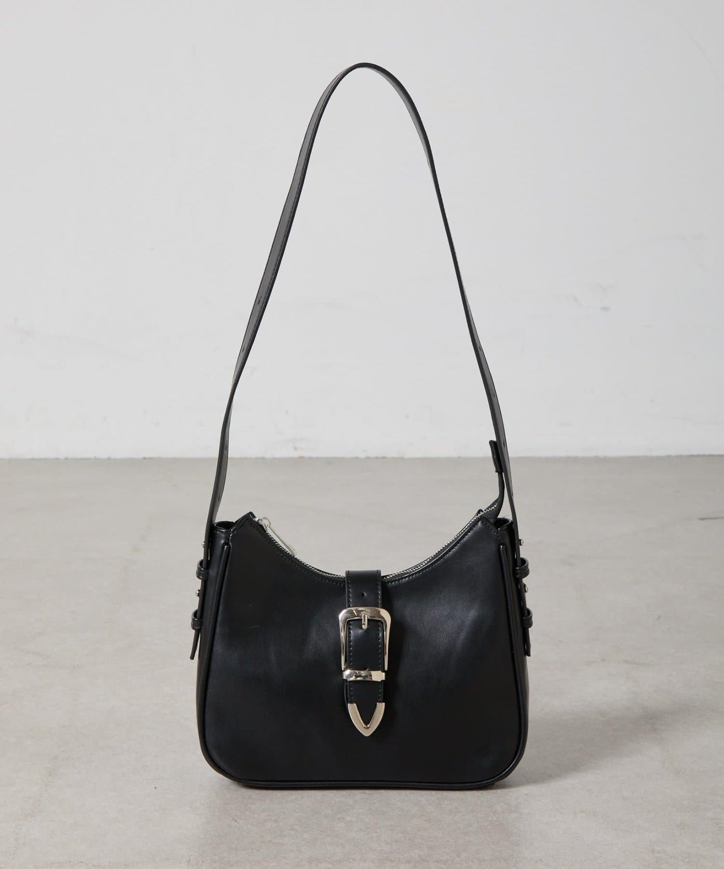 金屬扣帶仿皮單肩包