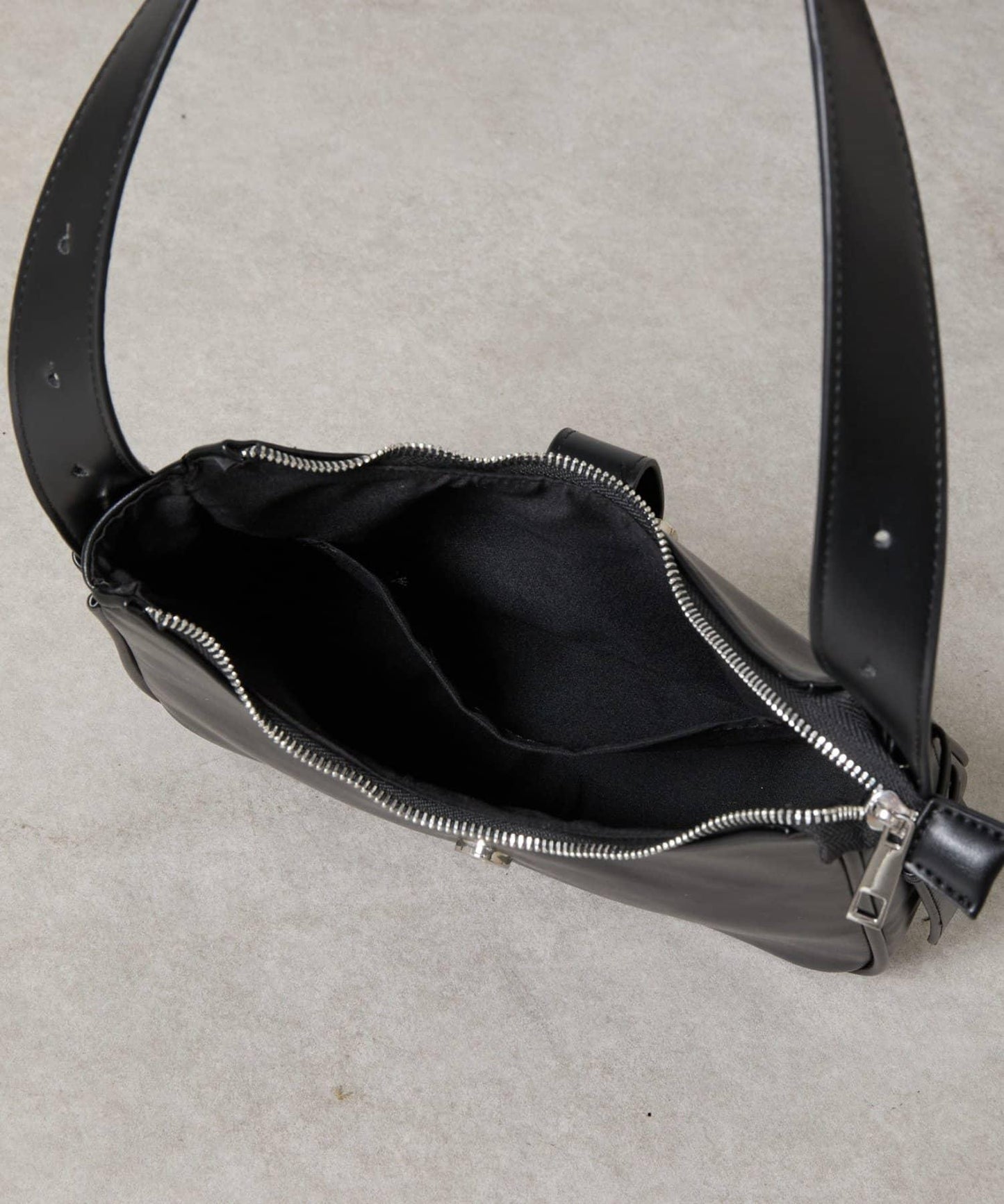 金屬扣帶仿皮單肩包