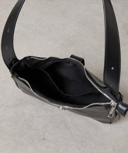 金屬扣帶仿皮單肩包