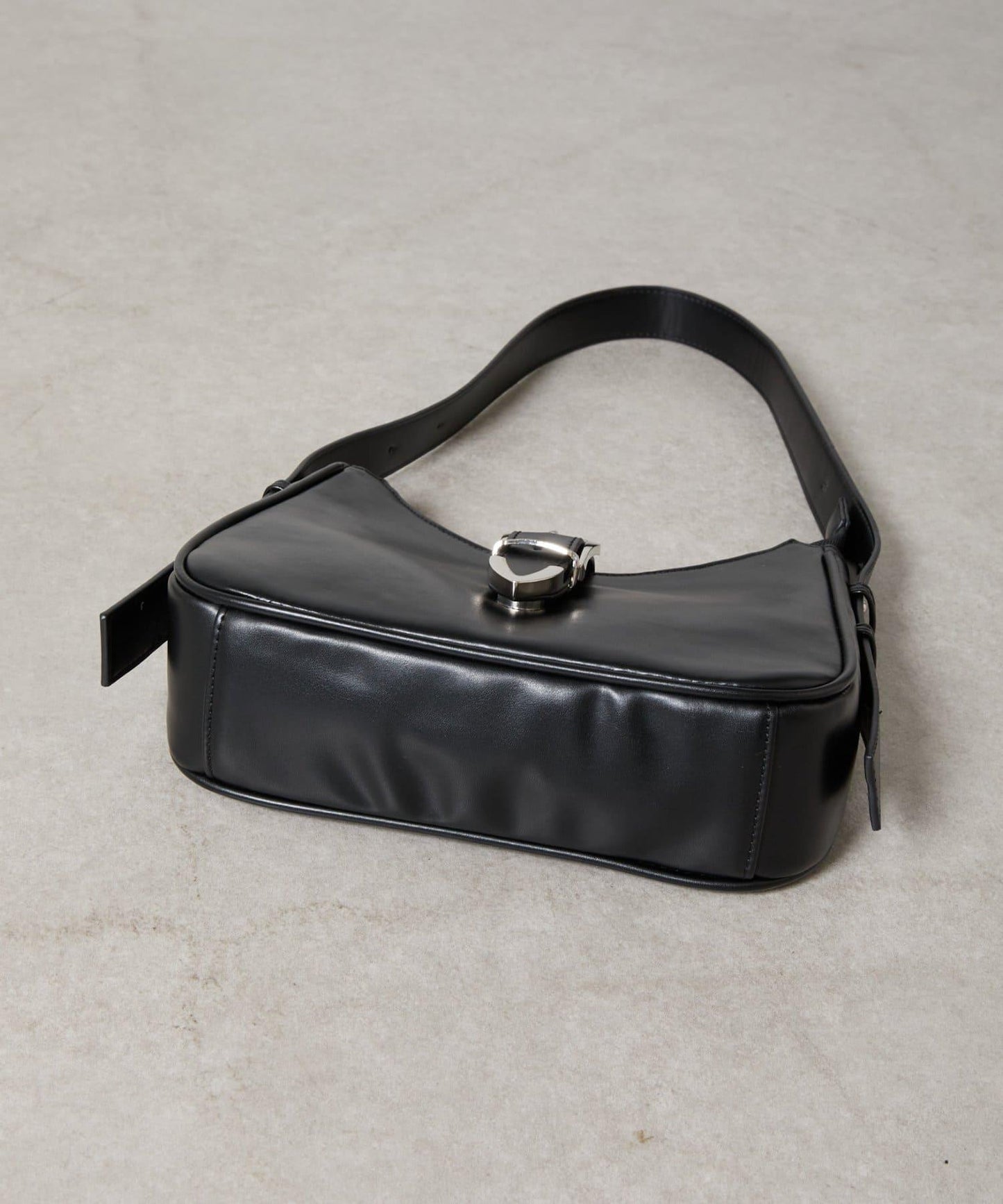 金屬扣帶仿皮單肩包