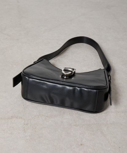 金屬扣帶仿皮單肩包