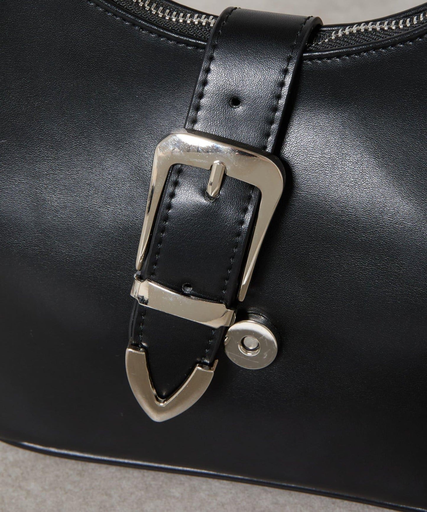 金屬扣帶仿皮單肩包