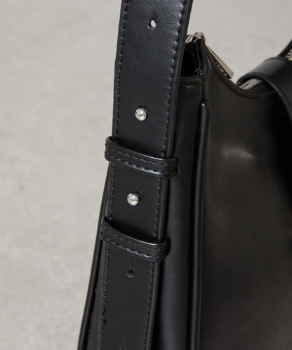 金屬扣帶仿皮單肩包