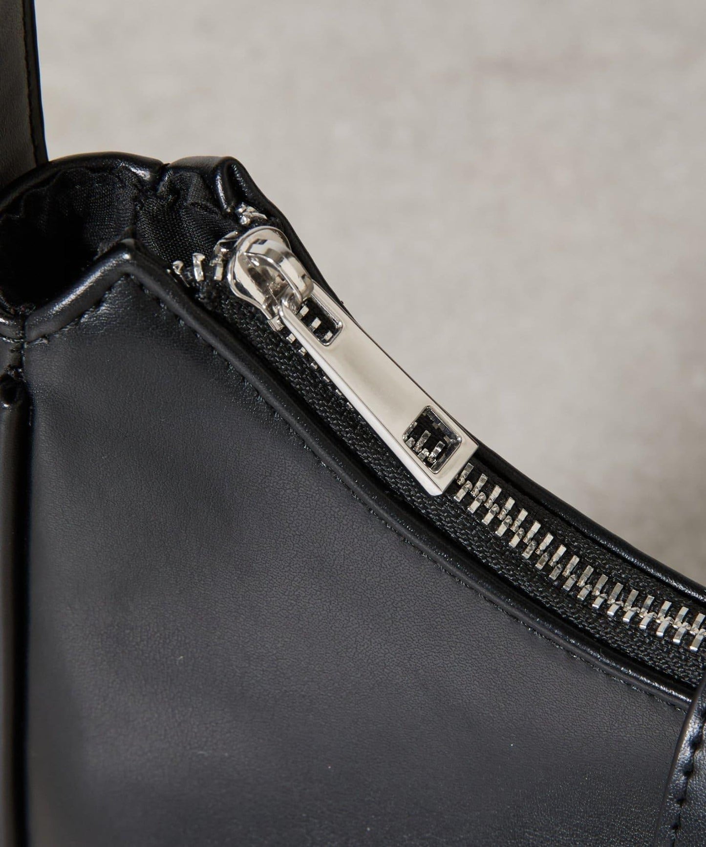 金屬扣帶仿皮單肩包