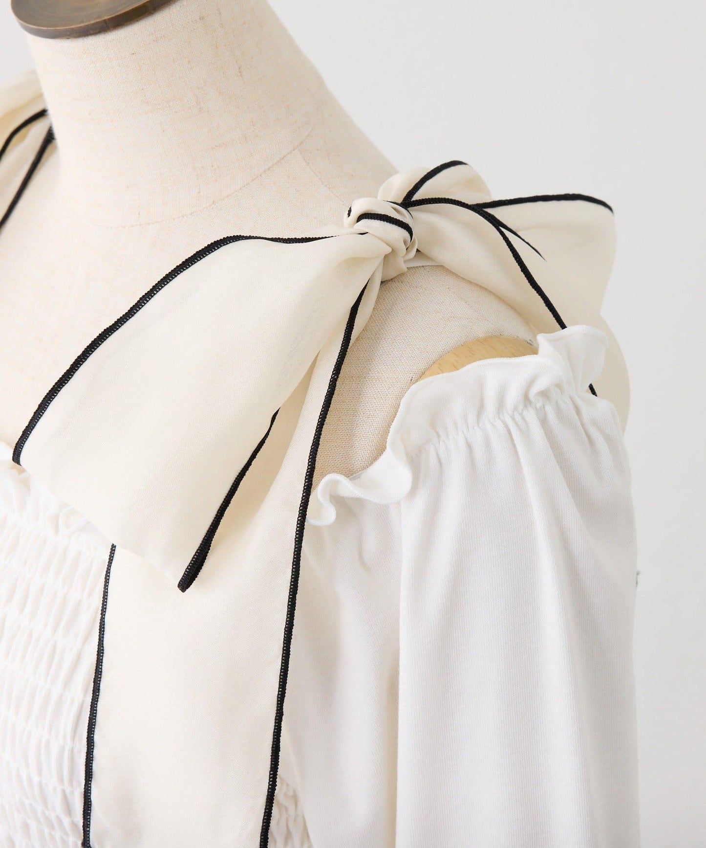 肩帶蝴蝶結褶皺上衣