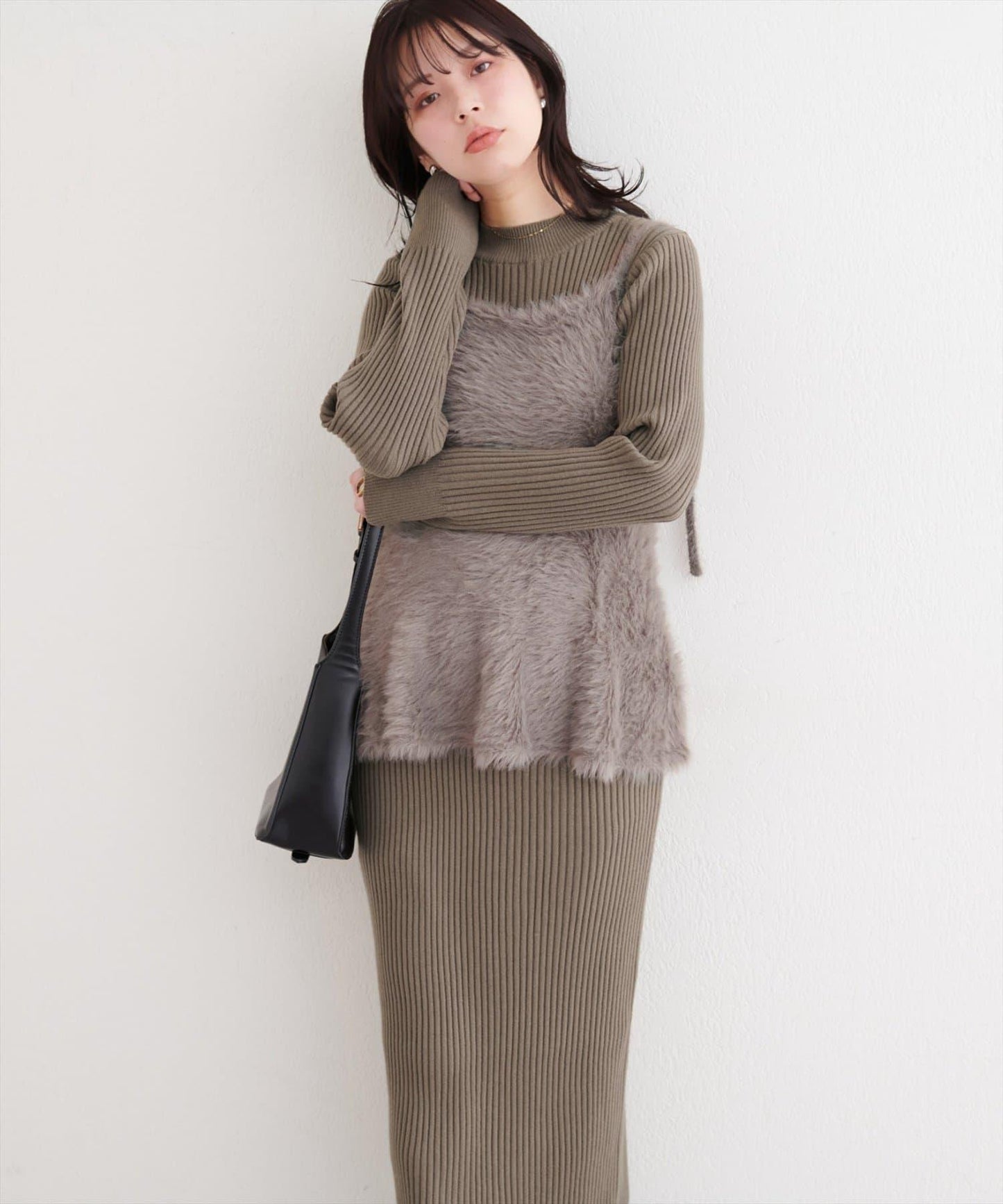 露背荷葉邊吊帶背心+針織連衣裙