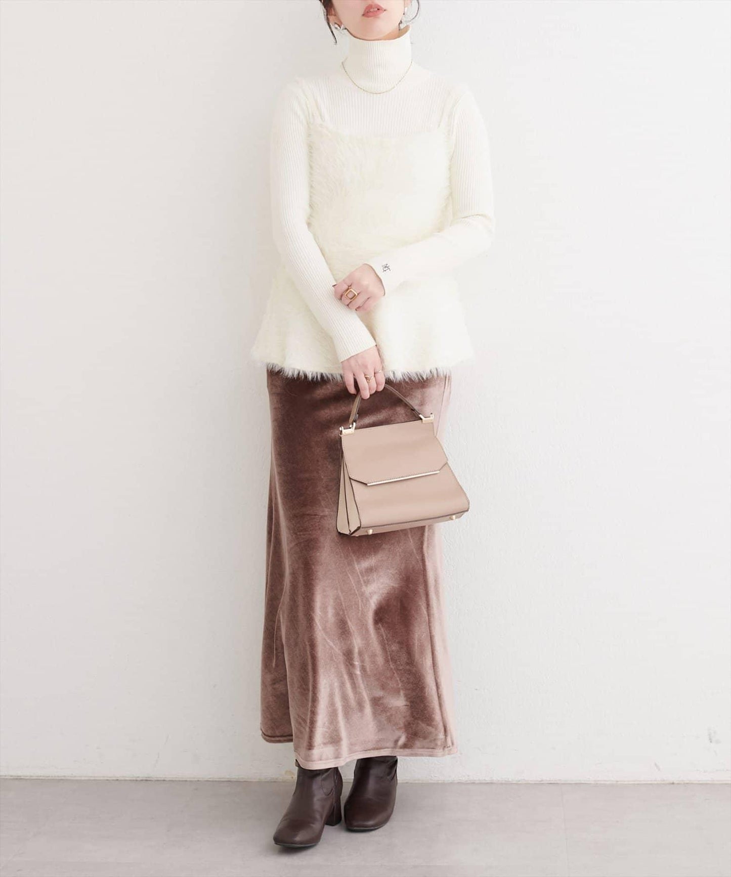 露背荷葉邊吊帶背心+針織連衣裙