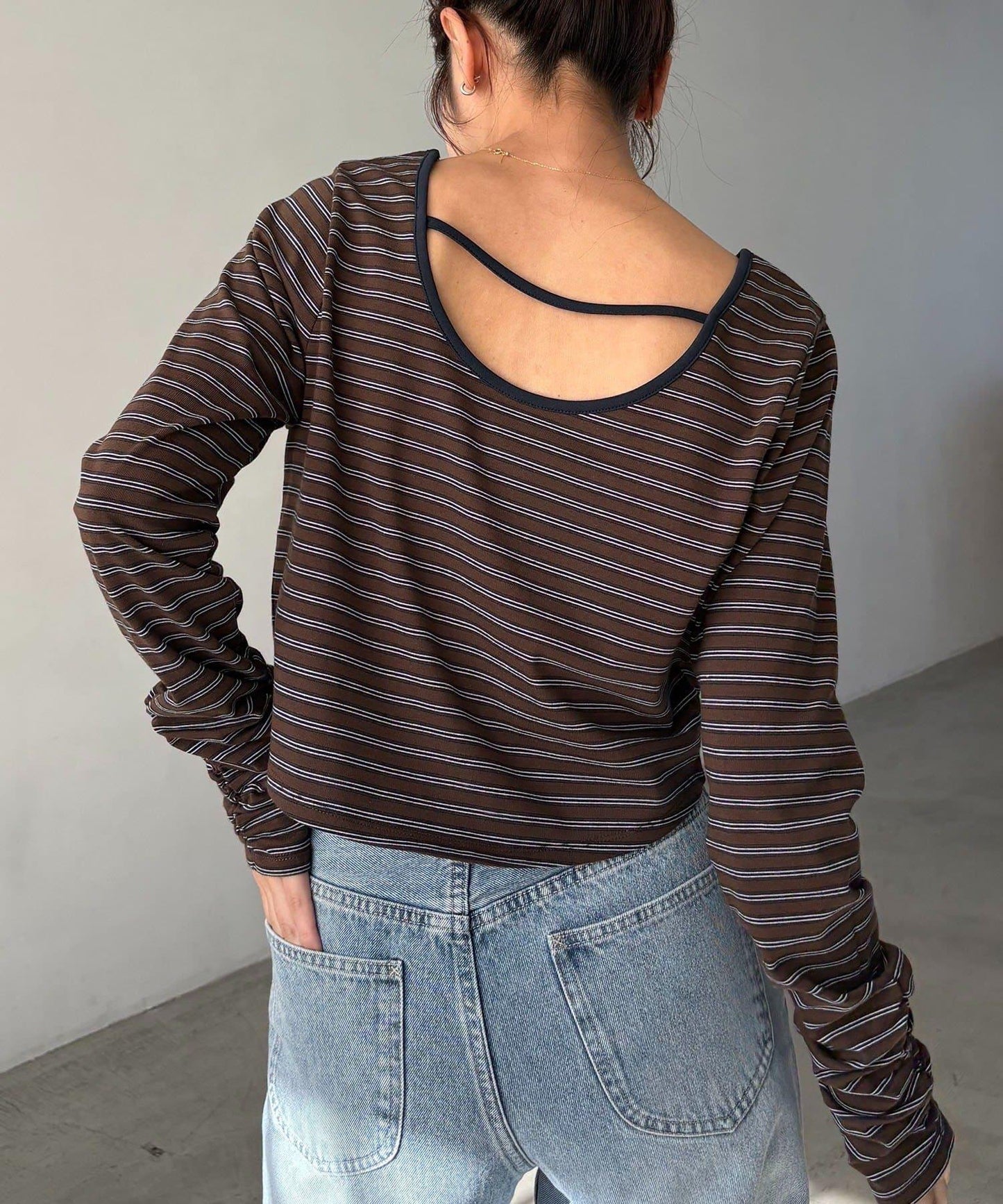 後背U領短款條紋T恤