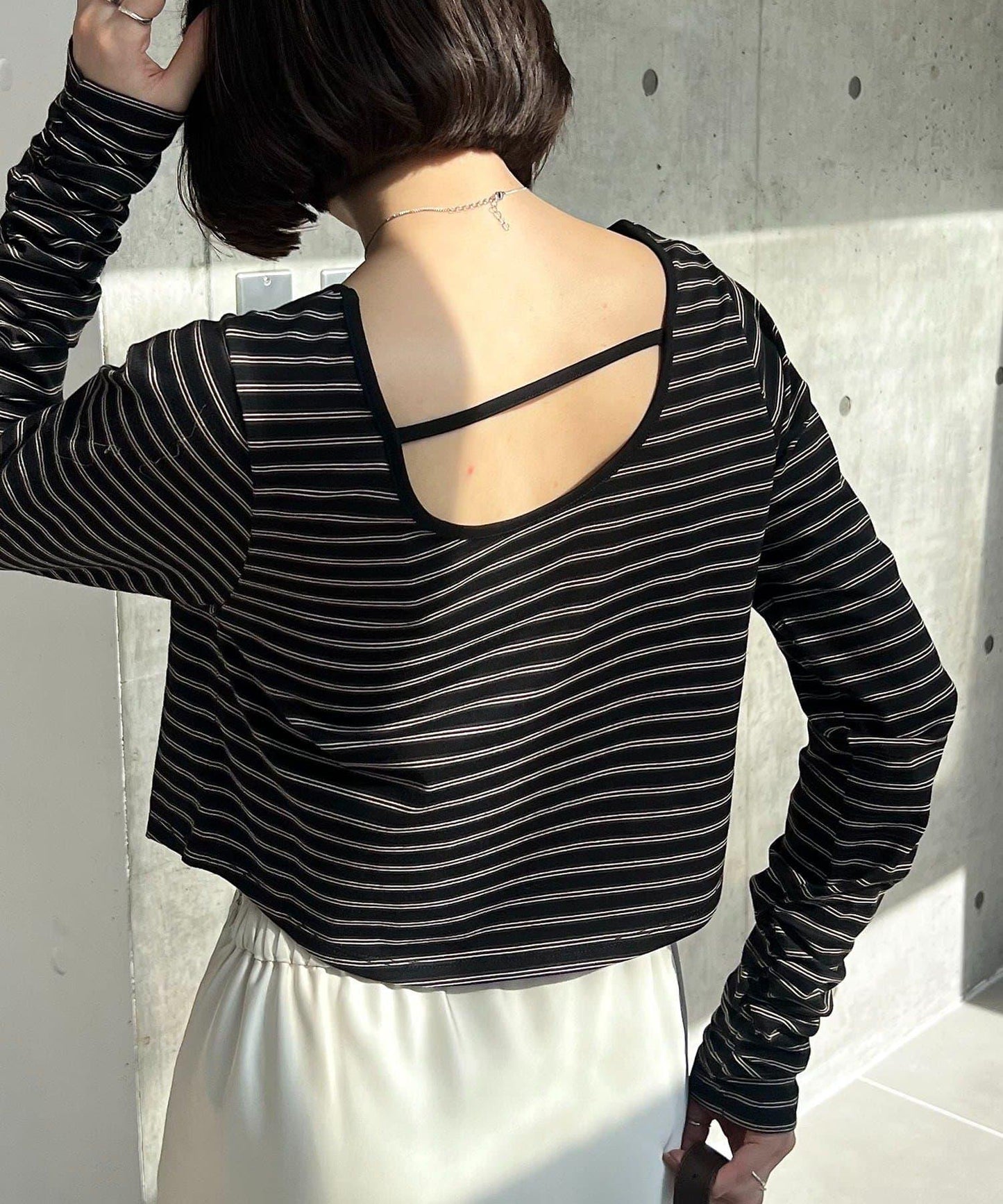 後背U領短款條紋T恤