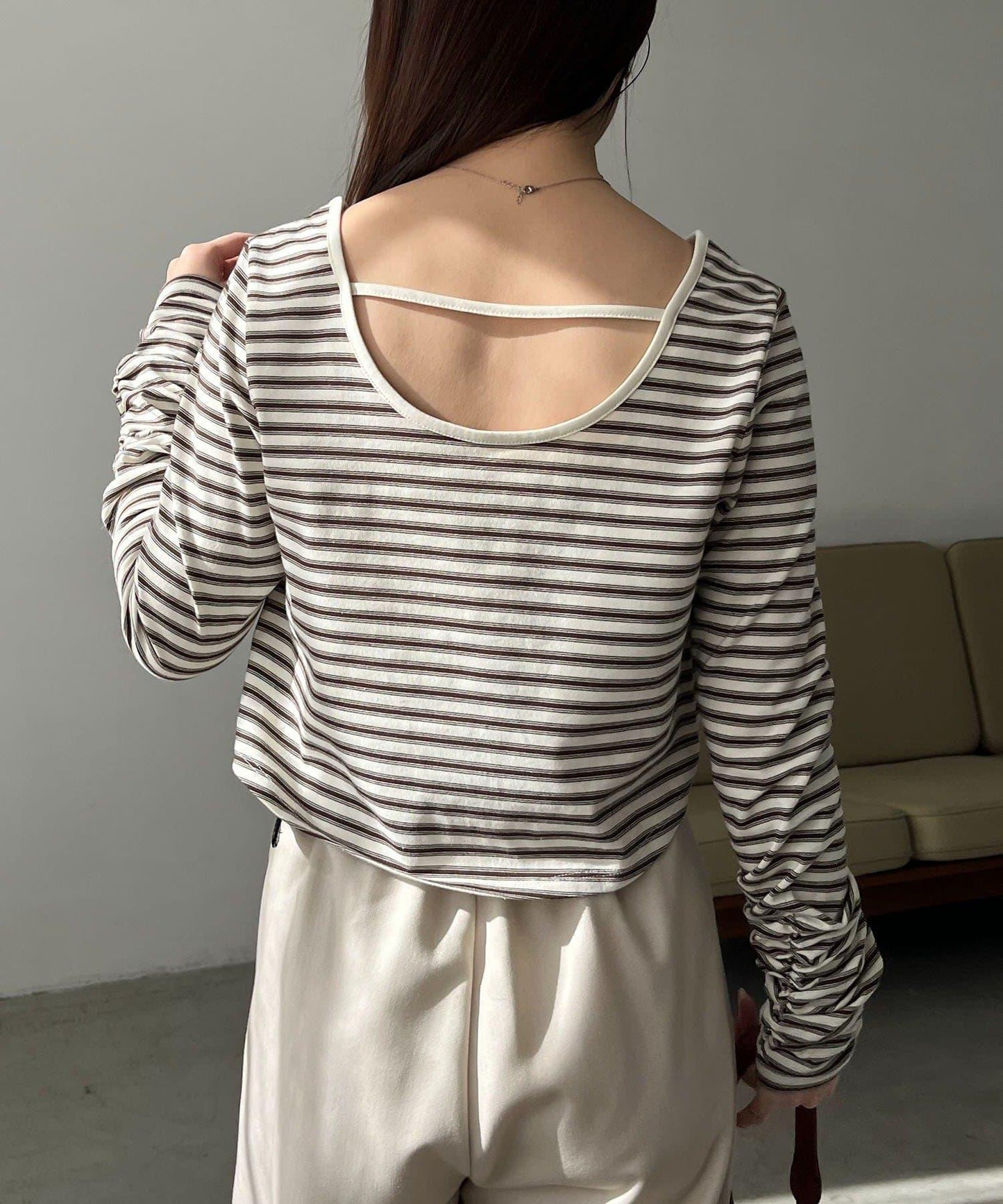 後背U領短款條紋T恤